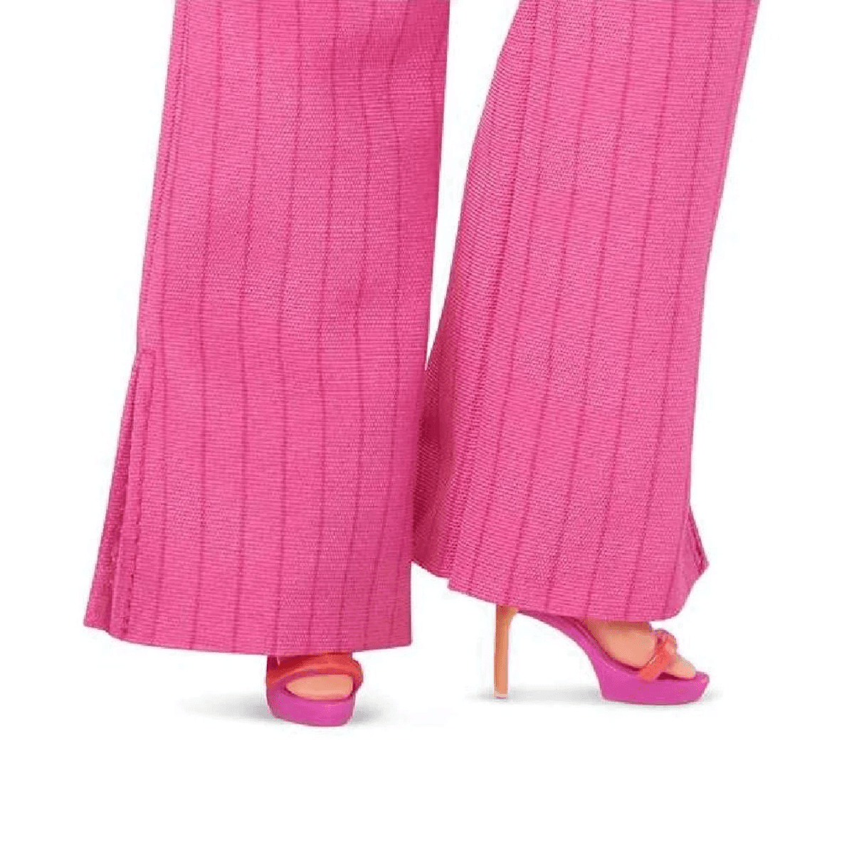 Nahaufnahme von hellrosa gerippten Schlaghosen und dazu passenden rosa High-Heel-Plateausandalen.