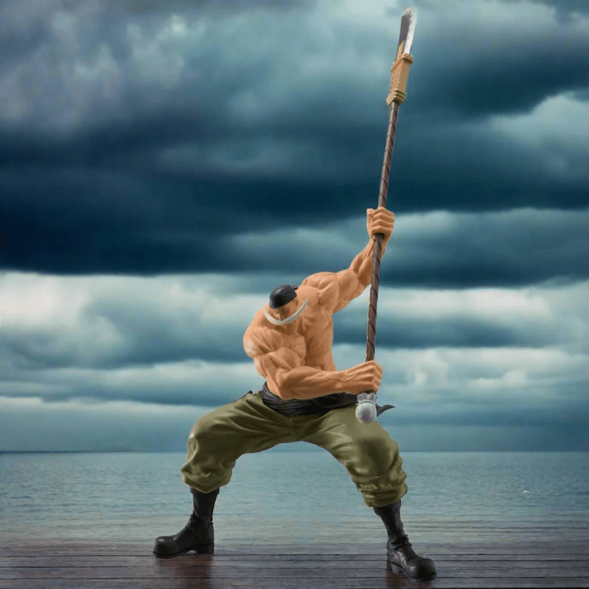 Figura musculosa en postura de combate con arma larga, en muelle de madera con mar tormentoso y cielo nublado.