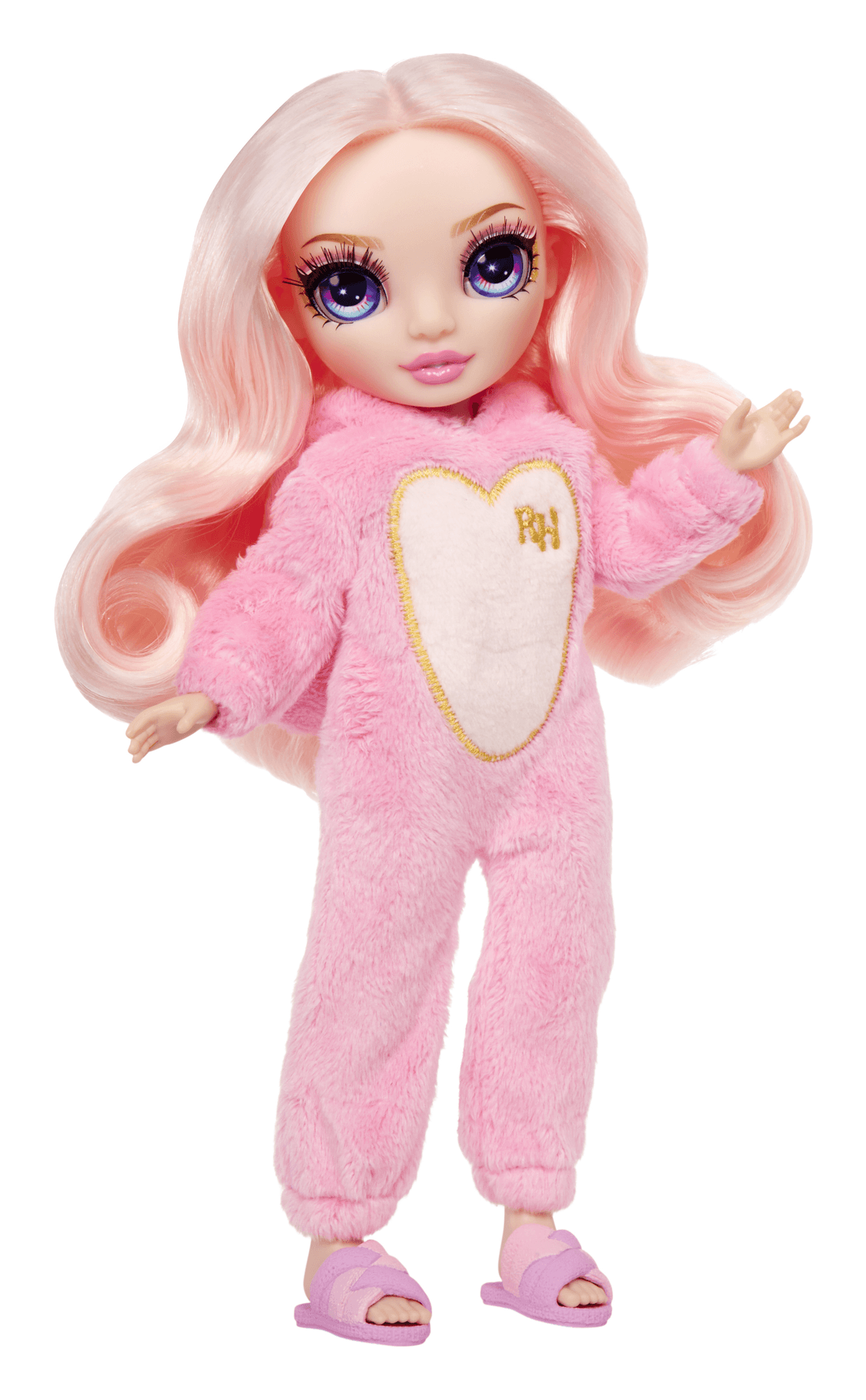 Una bambola alla moda con lunghi capelli rosa indossa una tutina rosa soffice con cuore e pantofole su sfondo bianco.