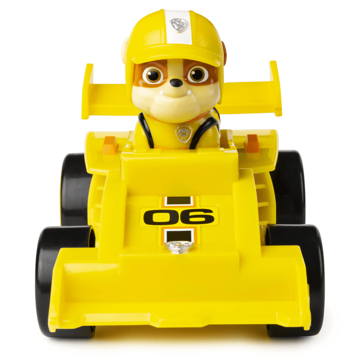 Ein gelbes Rennauto mit schwarzen Rädern, Nummer 06, gefahren von einem Zeichentrickhund in gelbem Helm auf weißem Grund.