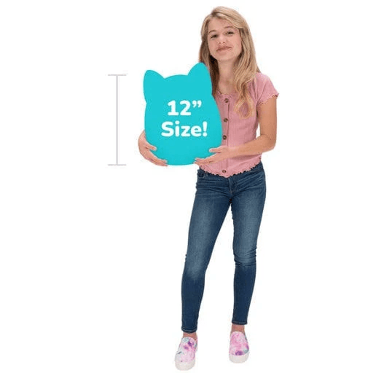 Una niña rubia con jeans y camisa rosa sostiene un cartel azul que dice 12 pulgadas frente a ella.