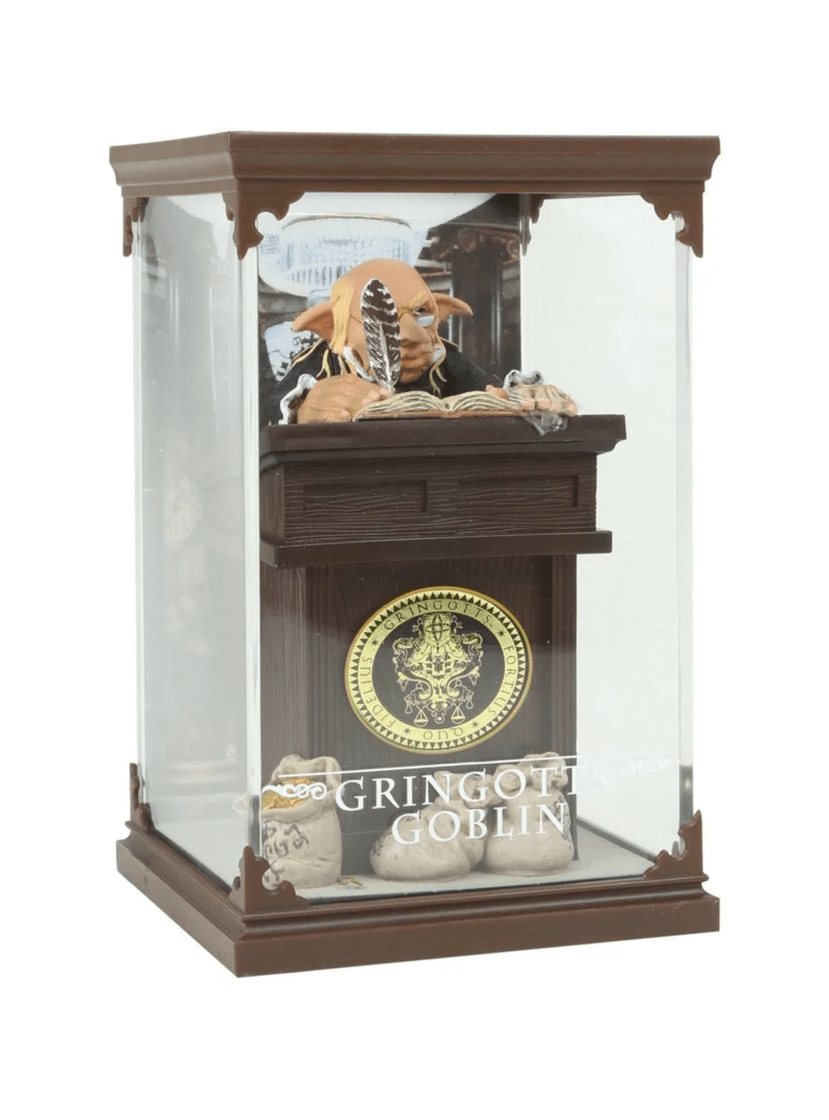 Figura de duende de Gringotts en vitrina sobre escritorio con escudo y sacos de dinero.