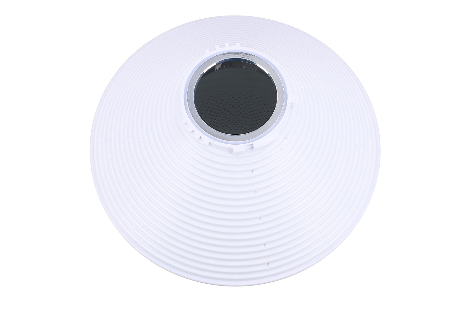 Un objeto de plástico blanco en forma de cúpula con anillos concéntricos y centro circular oscuro sobre fondo blanco.