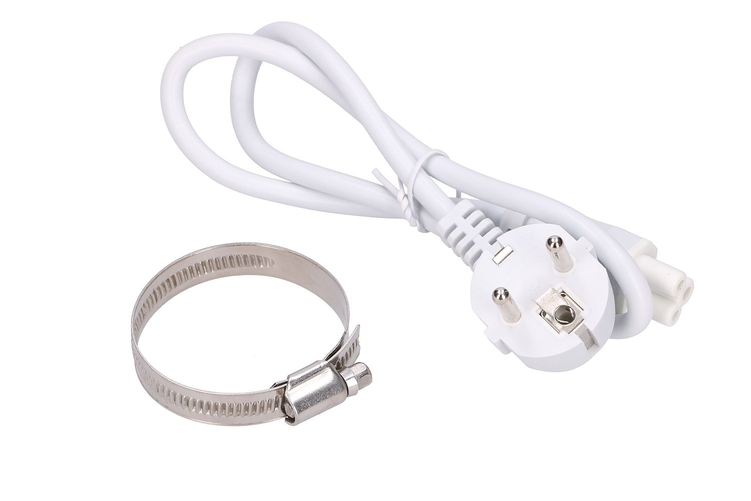 Un cable de alimentación blanco con enchufe y una abrazadera de manguera de metal sobre fondo blanco.