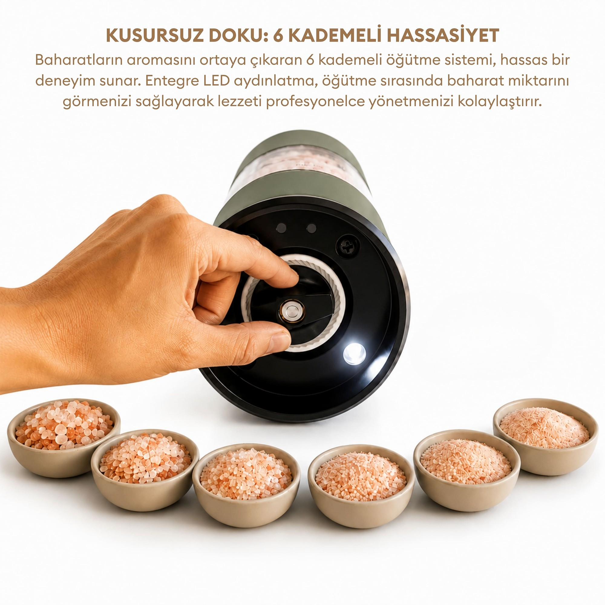 Bir el elektrikli değirmenin öğütme ayarını yapıyor, çevresinde pembe tuz dolu küçük kaseler var.
