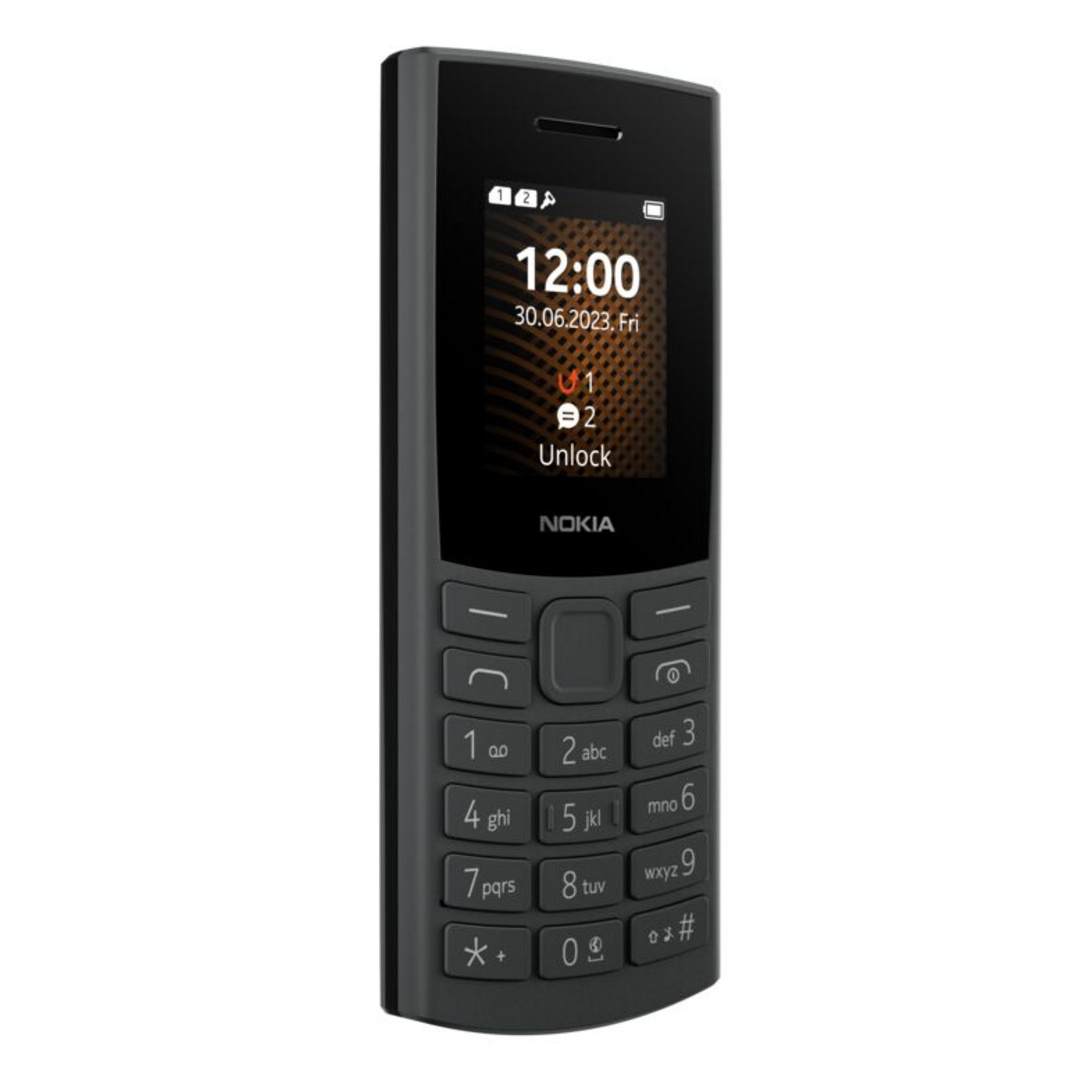 Saat 12:00'yi gösteren aydınlatmalı ekrana sahip siyah bir Nokia tuşlu telefon, beyaz arka planda.