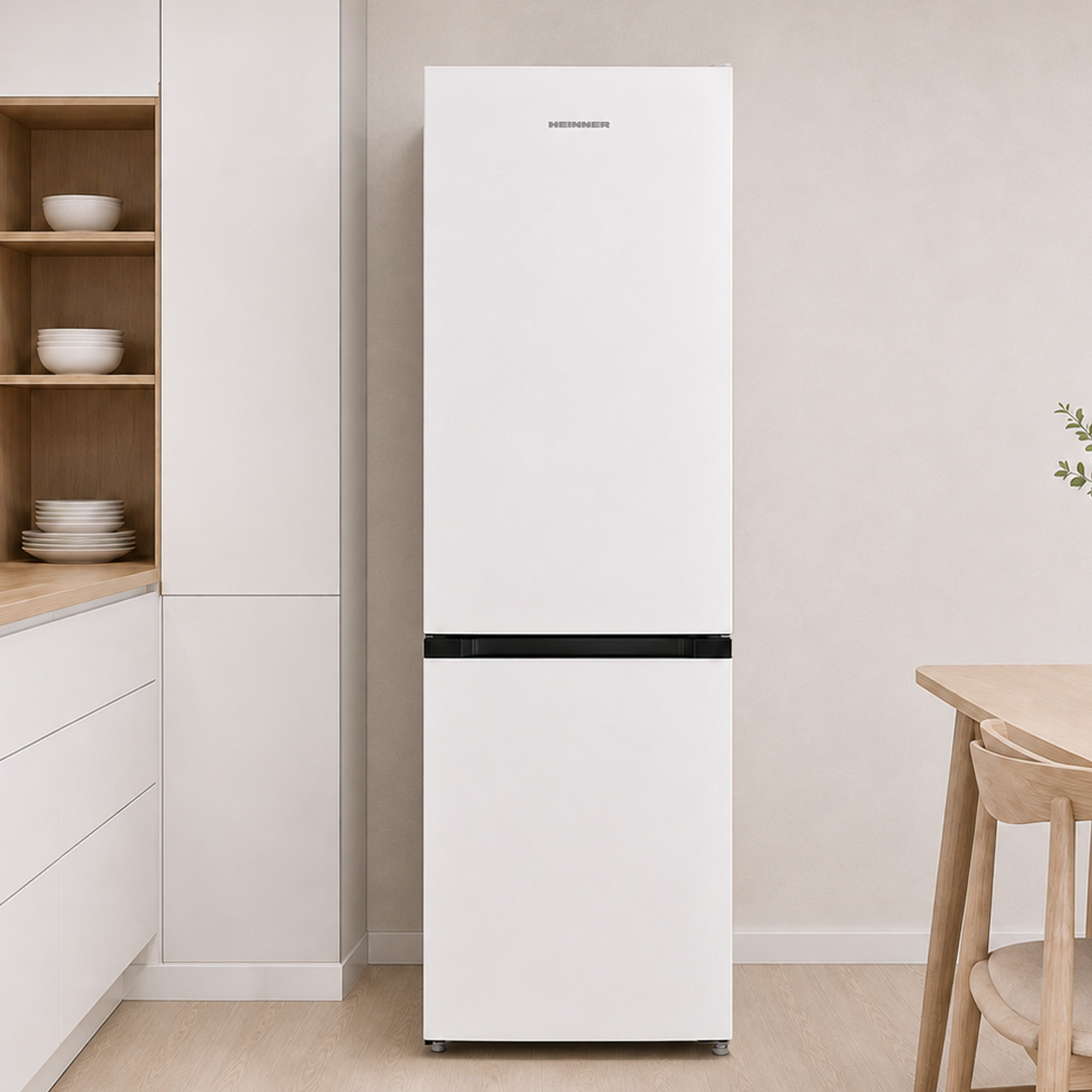 Een witte koelkast staat in een moderne keuken naast houten planken met wit servies en een houten eettafel.