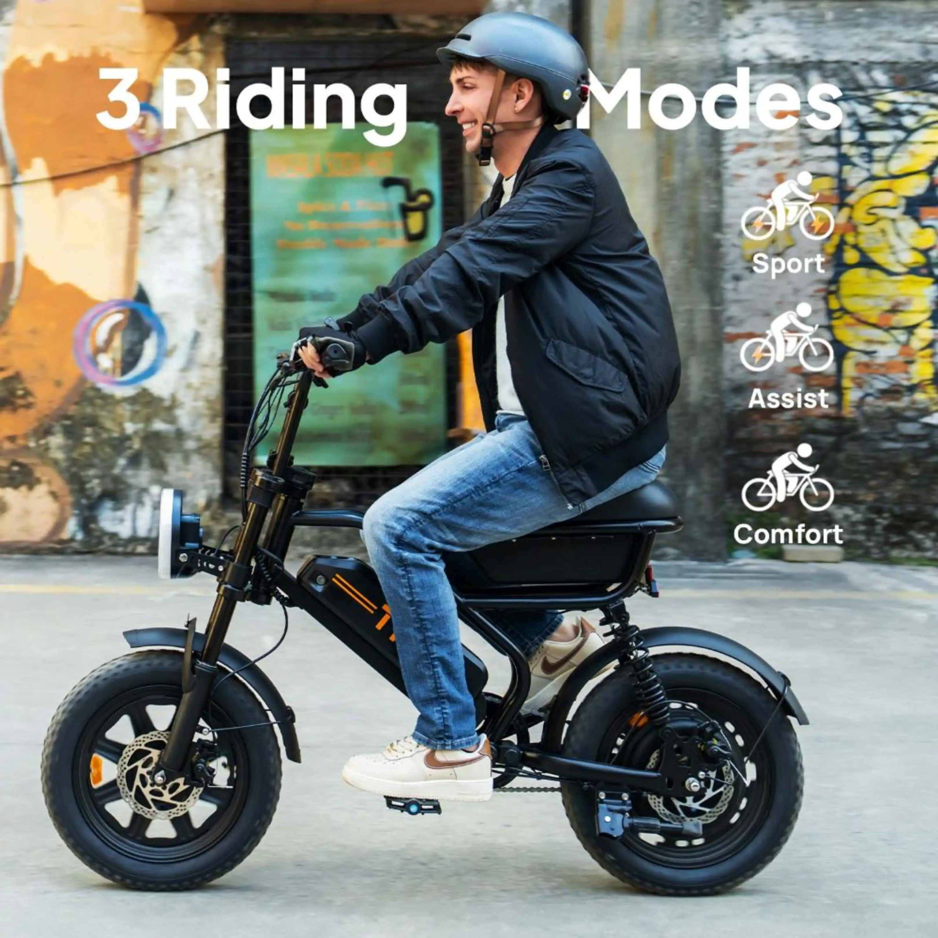 Ein lächelnder Mann mit Helm fährt ein schwarzes E-Bike vor einer Graffiti-Wand.