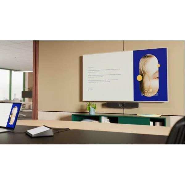 Ein modernes Besprechungszimmer mit großem Wandbildschirm, Konferenztisch und grüner Kommode.
