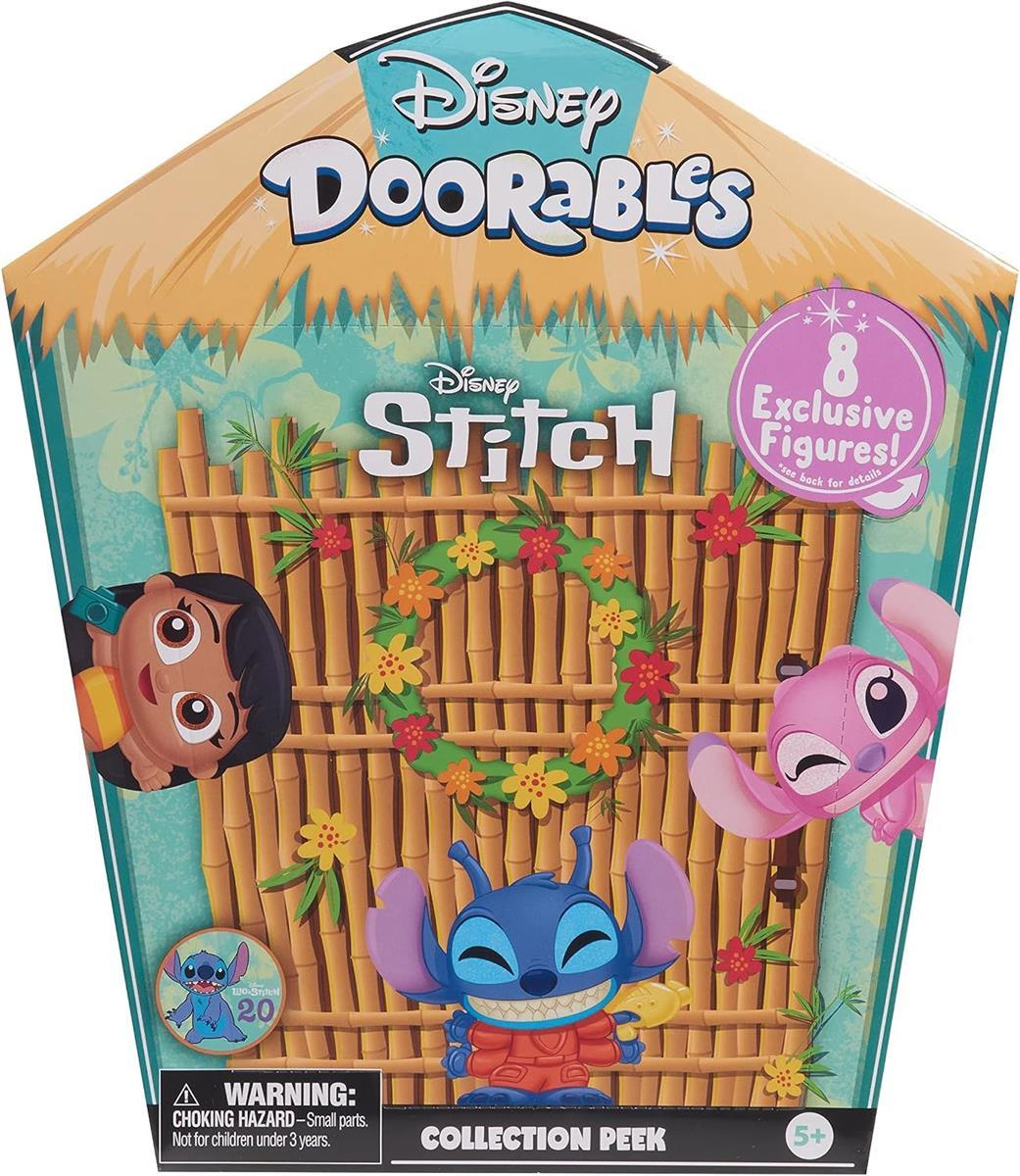Disney Doorables Stitch Kollektion mit Figuren, Bambuswand-Hintergrund und Blumenkränzchen.