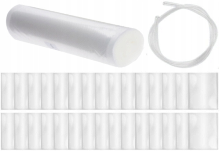 Rolką folii przezroczystej, biały wąż oraz dwa rzędy małych białych plastikowych toreb na białym tle.