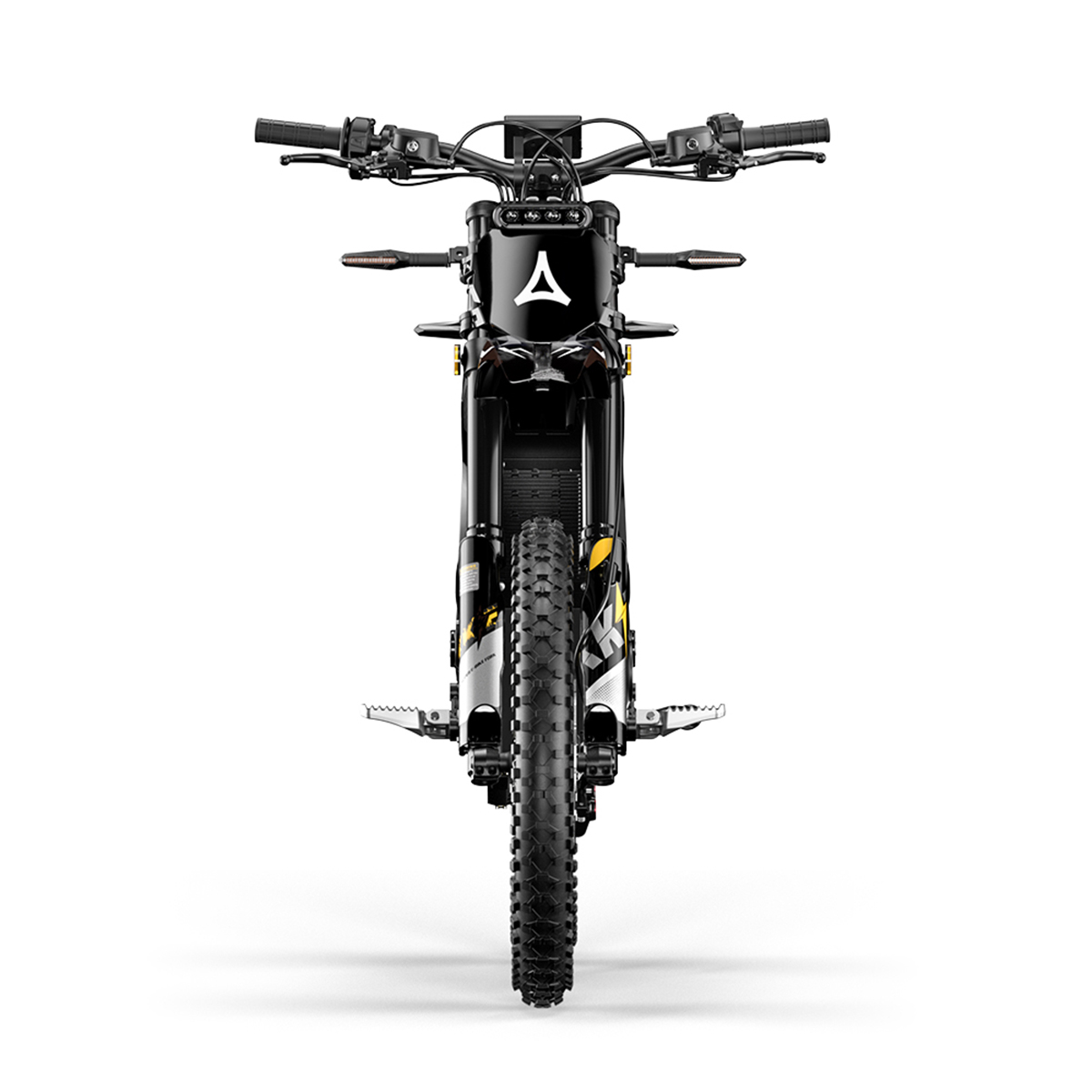 Widok z przodu czarnego elektrycznego motocykla crossowego z bieżnikowanymi oponami i białym trójkątnym logo.
