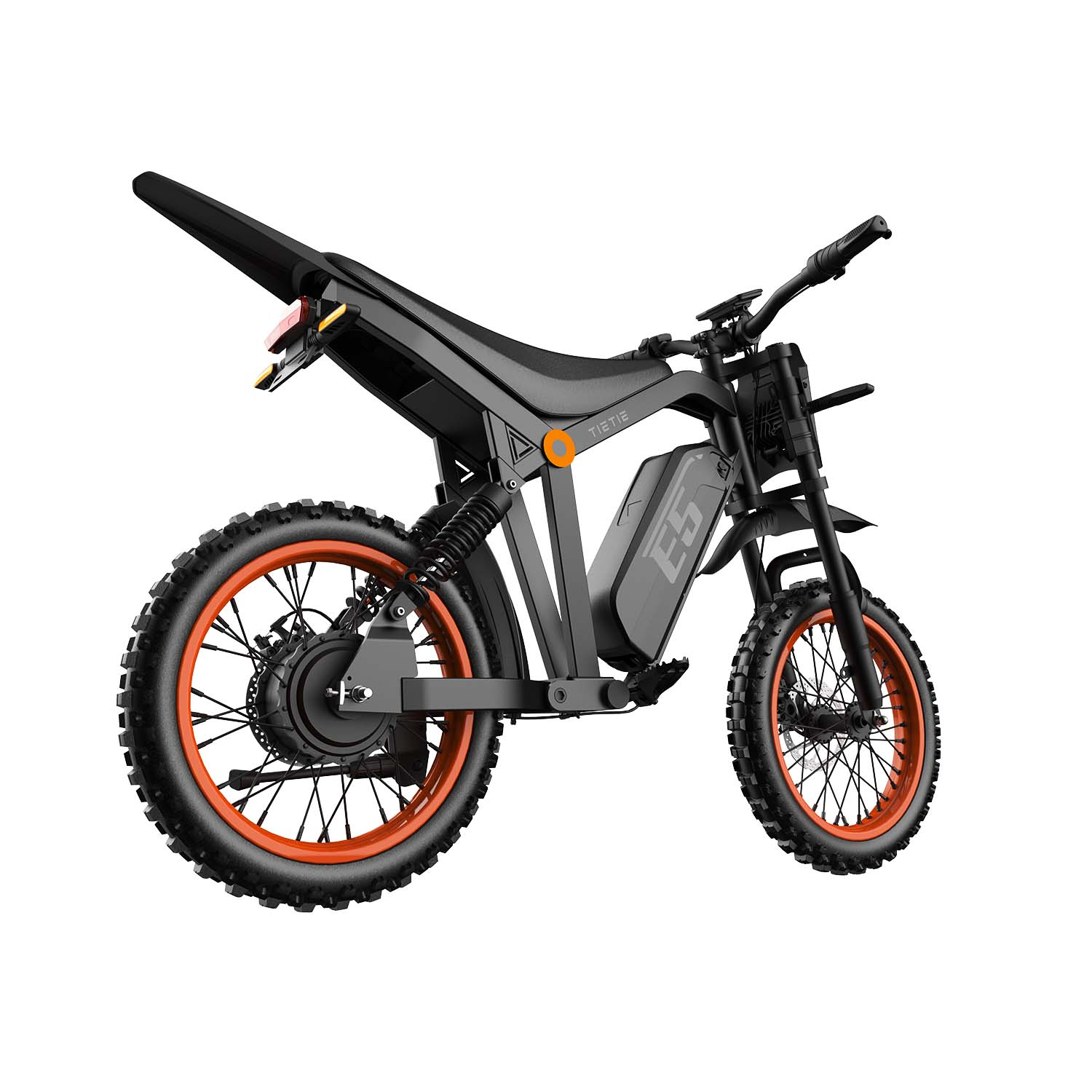 Czarny elektryczny motocykl terenowy z pomarańczowymi felgami, oponami z bieżnikiem i widoczną ramą na białym tle.