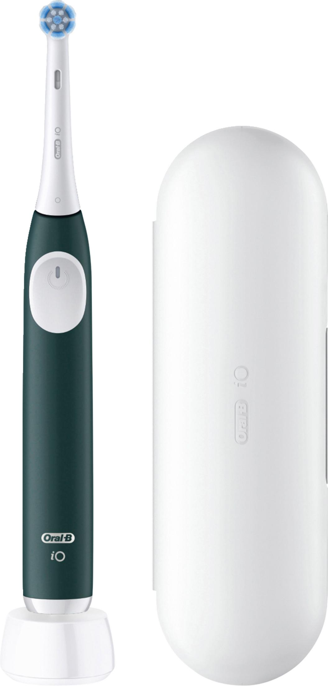Uno spazzolino elettrico Oral-B verde scuro si trova su un caricabatterie accanto a una custodia bianca.
