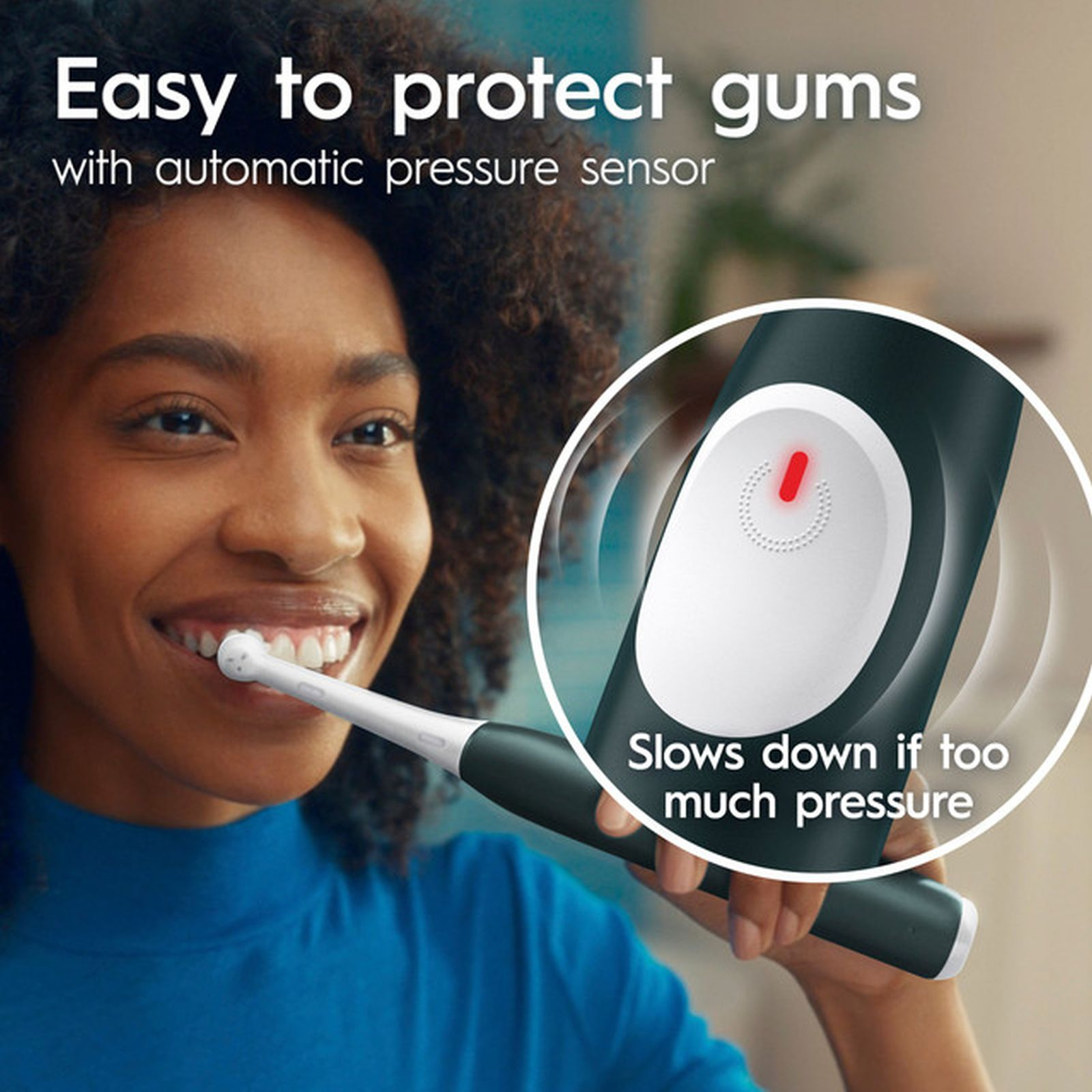 Una donna sorridente si lava i denti con uno spazzolino elettrico con sensore di pressione.