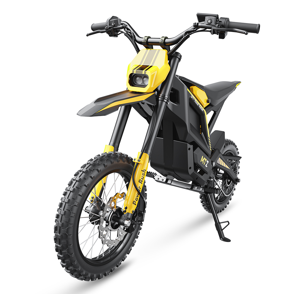 Czarno-żółty elektryczny motocykl crossowy stoi na białym tle z podpórką.