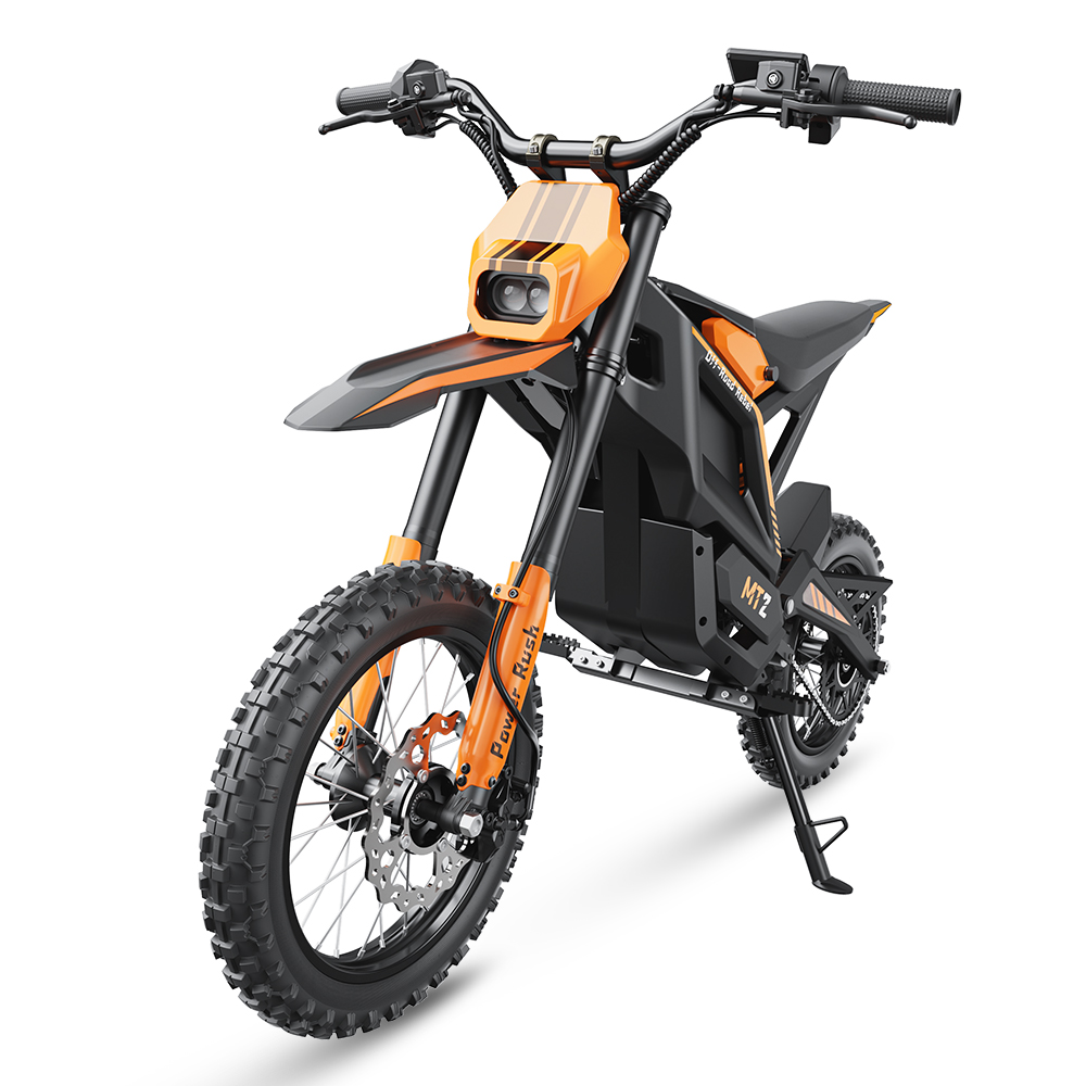 Czarno-pomarańczowy elektryczny motocykl terenowy z bieżnikowanymi oponami, przednim zawieszeniem i stopką.