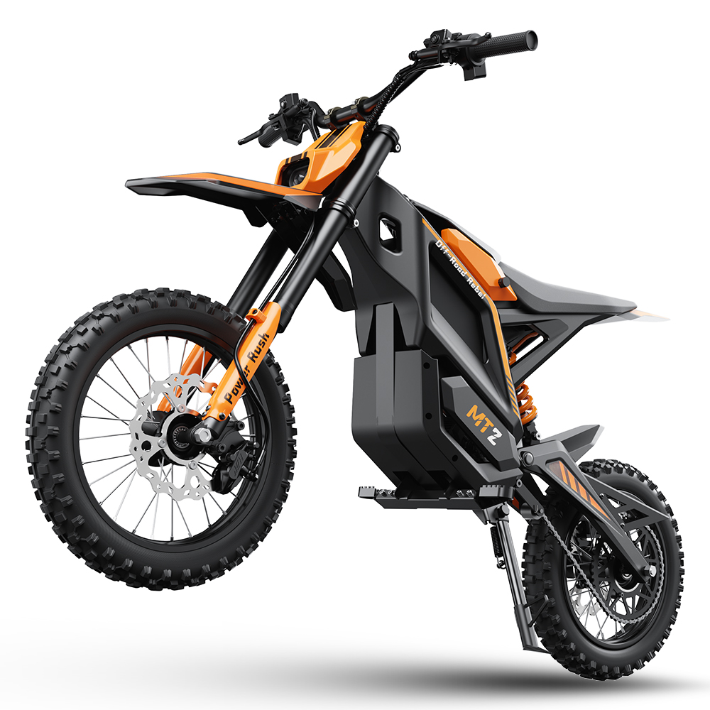 Czarno-pomarańczowy elektryczny motocykl crossowy MT2 stoi na białym tle.