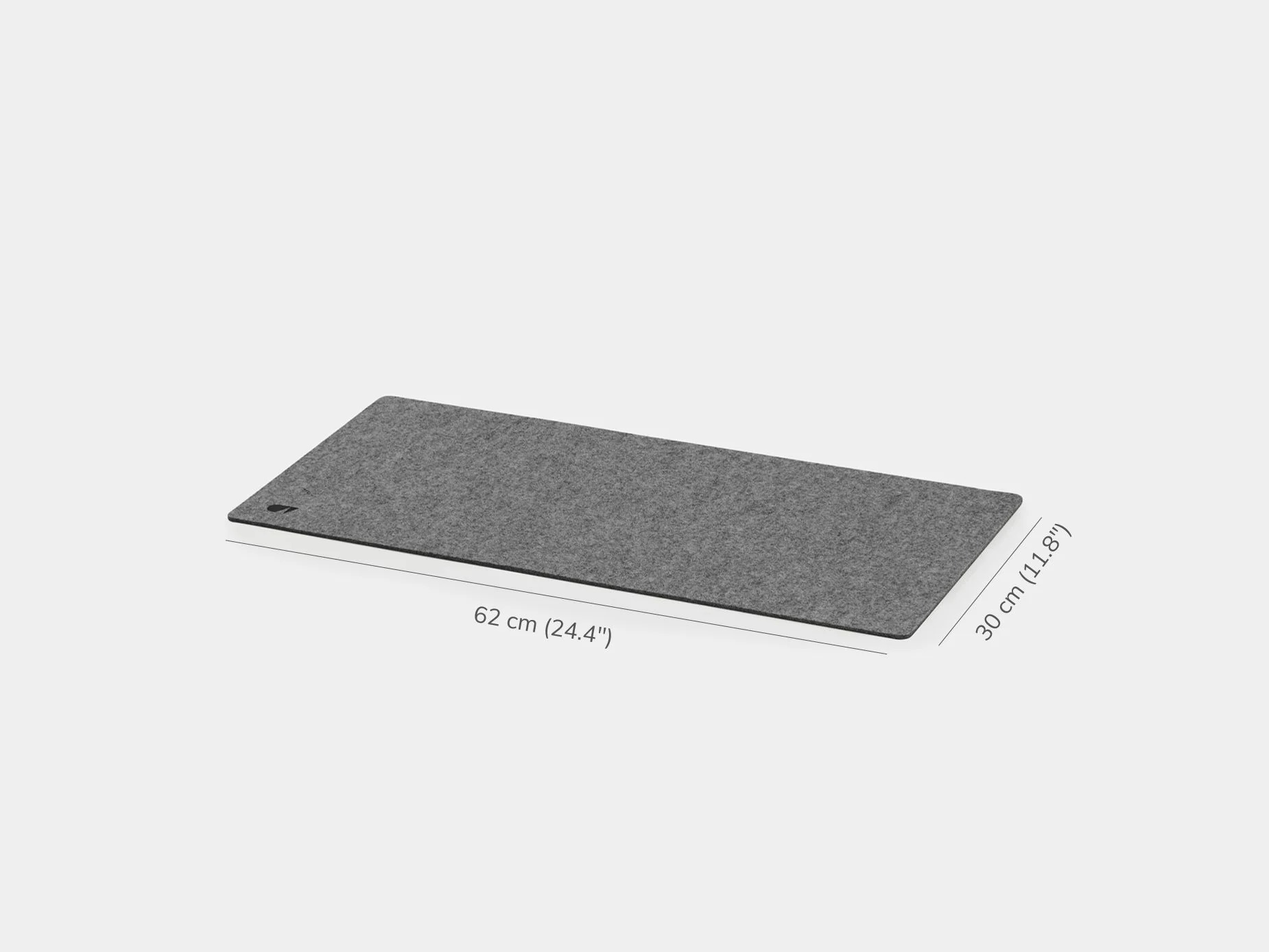 Szara filcowa podkładka na biurko o wymiarach 62 cm na 30 cm na jasnym tle.