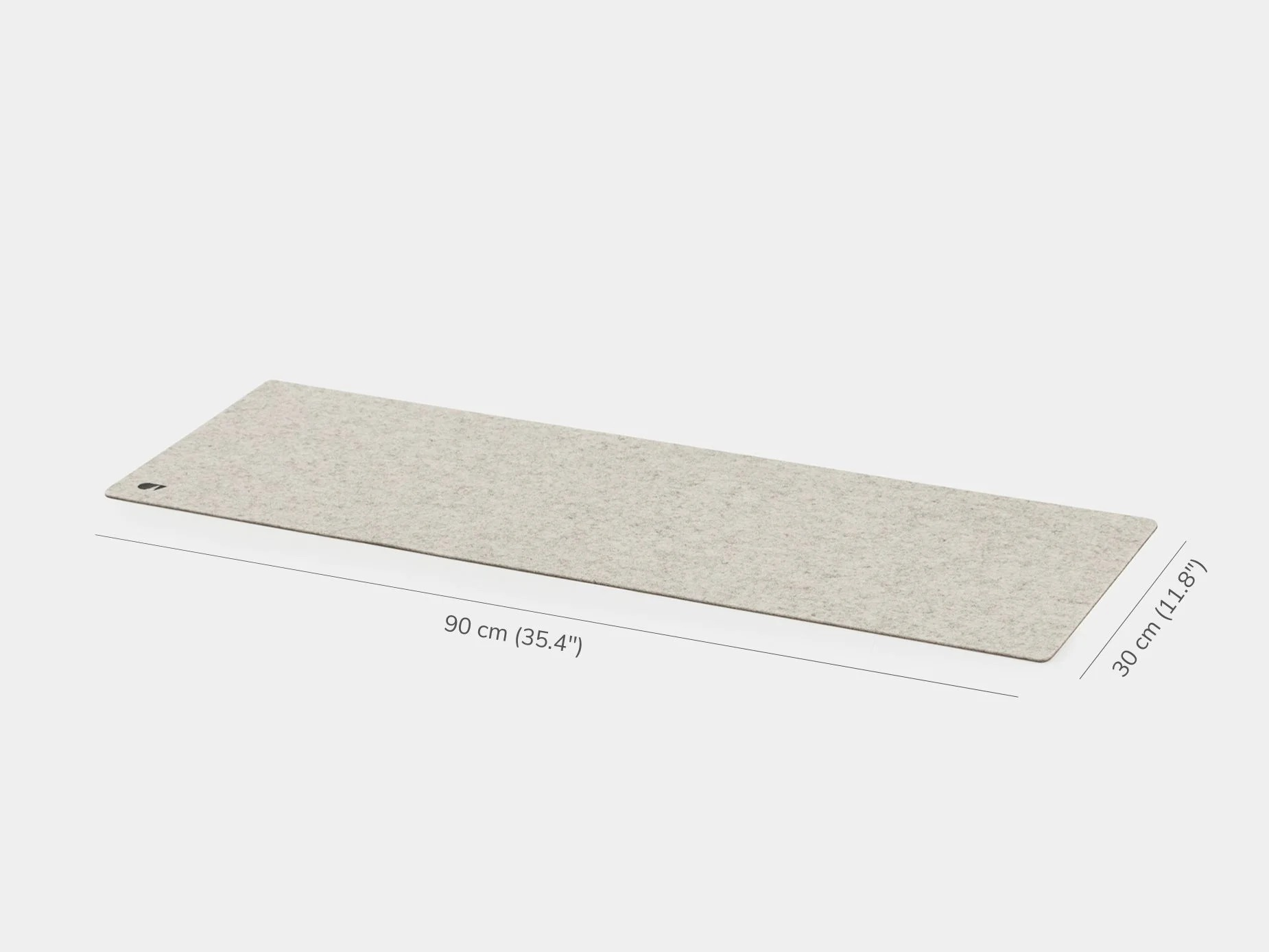 Prostokątna, jasnoszara podkładka filcowa na biurko o wymiarach 90 cm na 30 cm na białym tle.