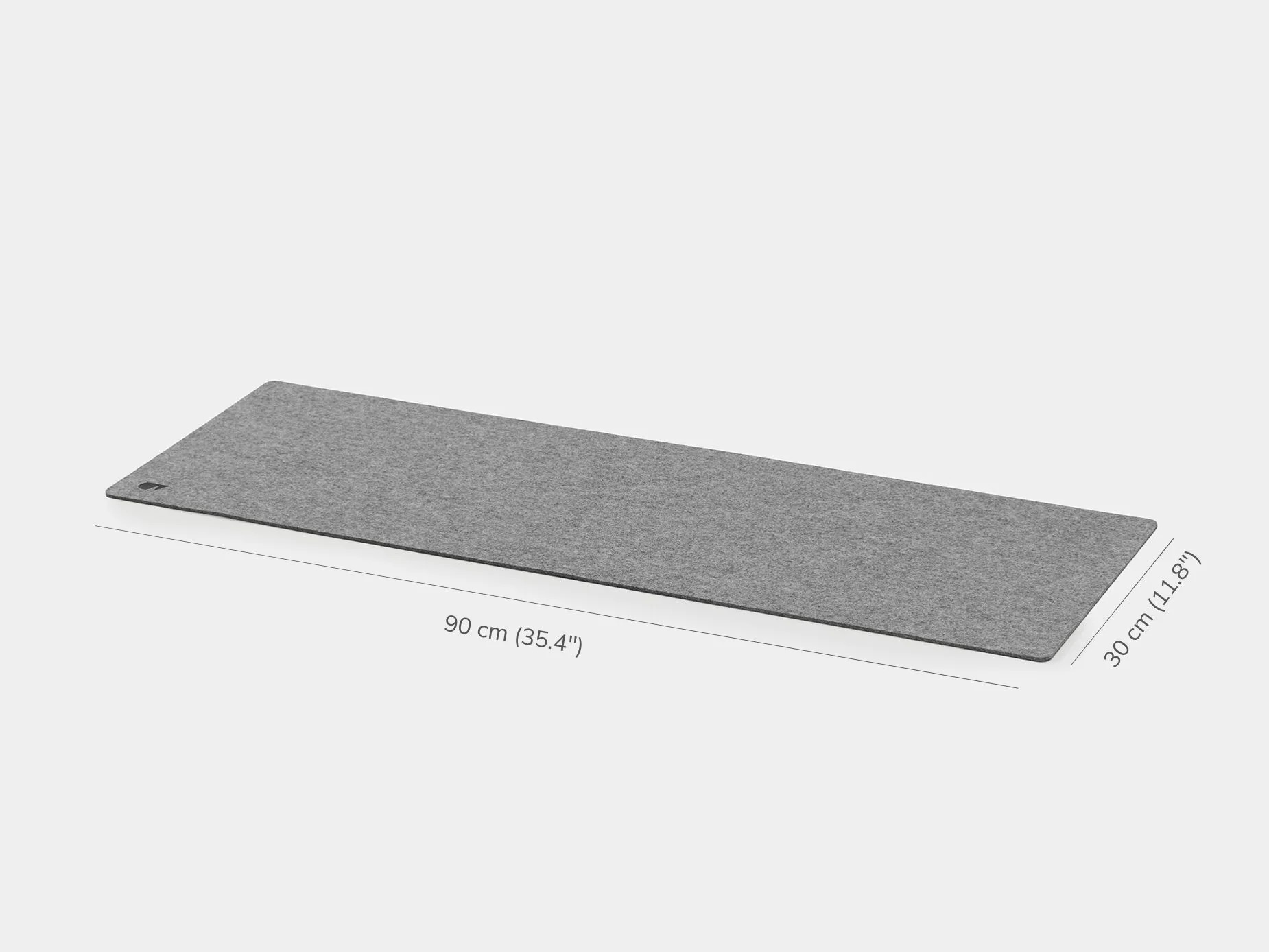Szara filcowa podkładka na biurko o wymiarach 90 cm na 30 cm na jasnym tle.