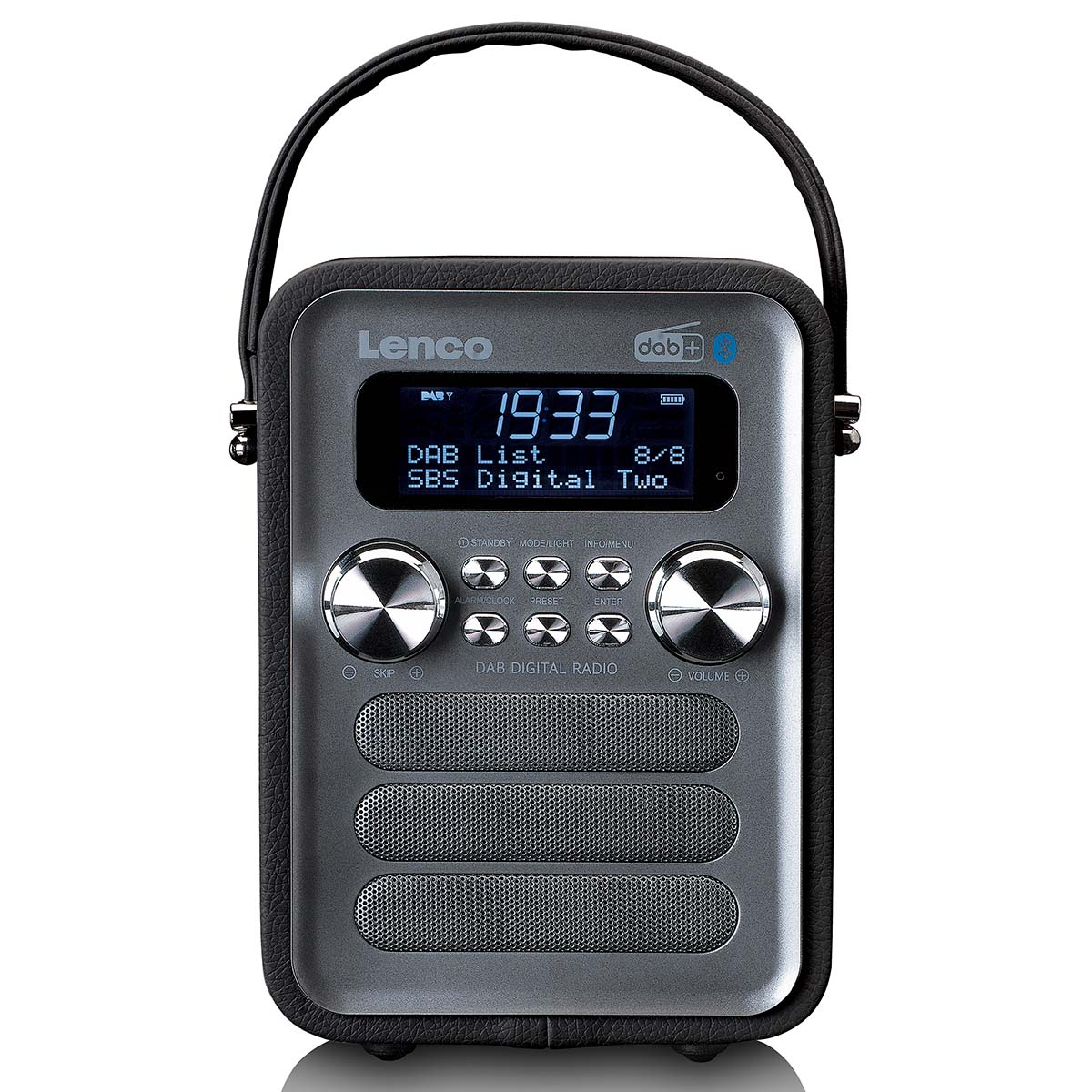 Lenco DAB+ Radio mit Metallgehäuse, digitaler Anzeige, Knöpfen und Tragegriff auf weißem Hintergrund.
