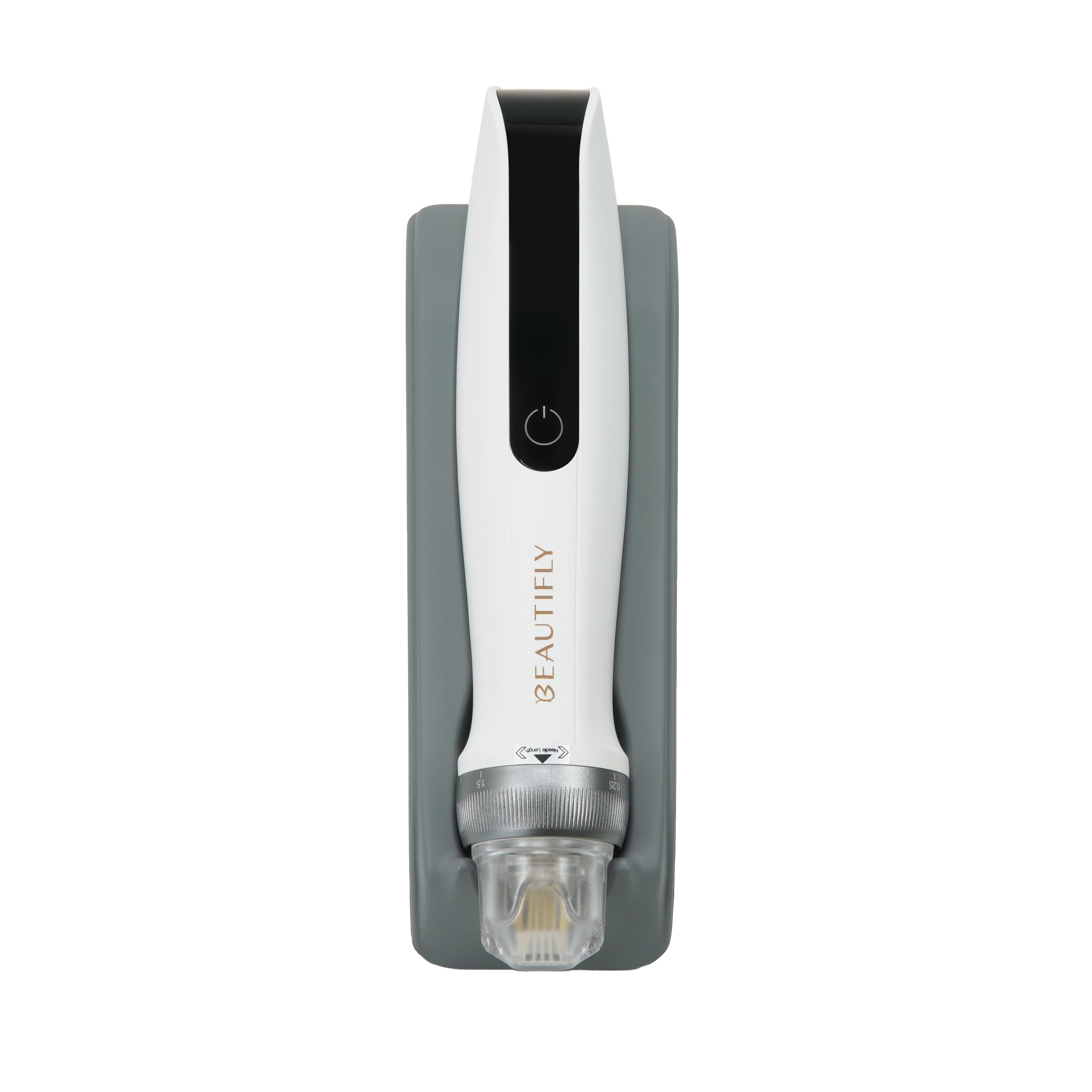 Un dispositivo cosmetico di microneedling bianco con display nero è posizionato verticalmente su un supporto grigio.