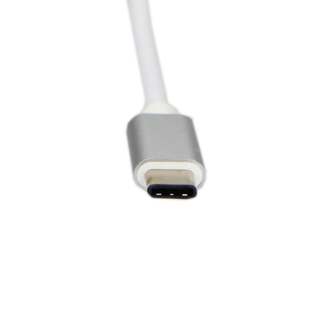 Egy ezüst színű USB-C kábel csatlakozó fehér háttérrel.
