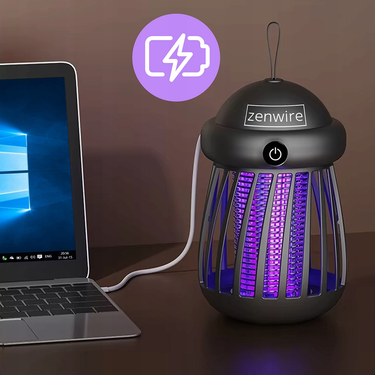 Czarna lampa owadobójcza Zenwire z fioletowym światłem UV jest podłączona do laptopa przez kabel USB.