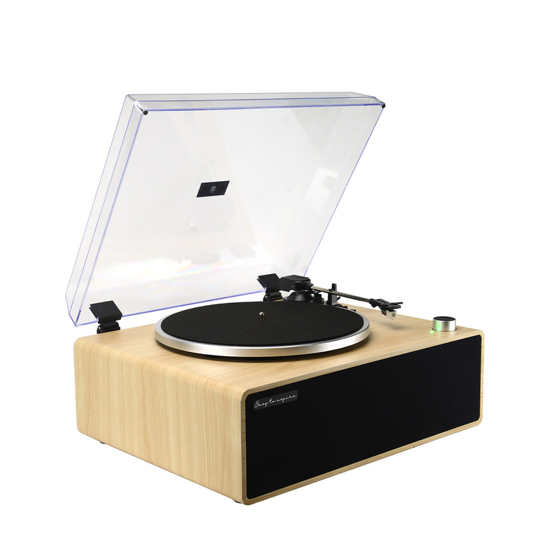 Gramofon o wyglądzie drewna z czarnym talerzem i otwartą przezroczystą pokrywą na białym tle.