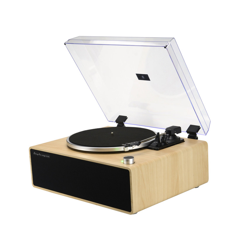 Gramofon w obudowie drewnianej z otwartą przezroczystą pokrywą i wbudowanym czarnym głośnikiem.