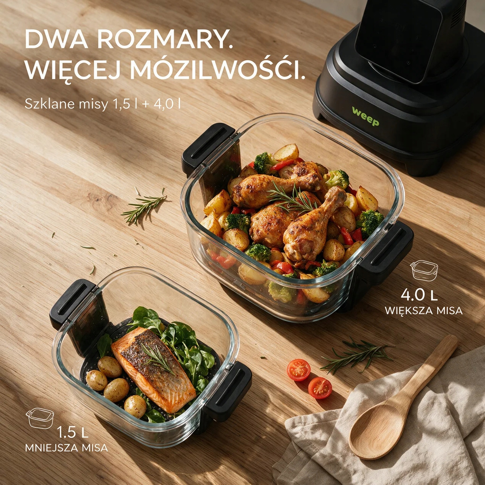 Dwie szklane miski z jedzeniem na drewnianym stole, jedna z kurczakiem, druga z łososiem.