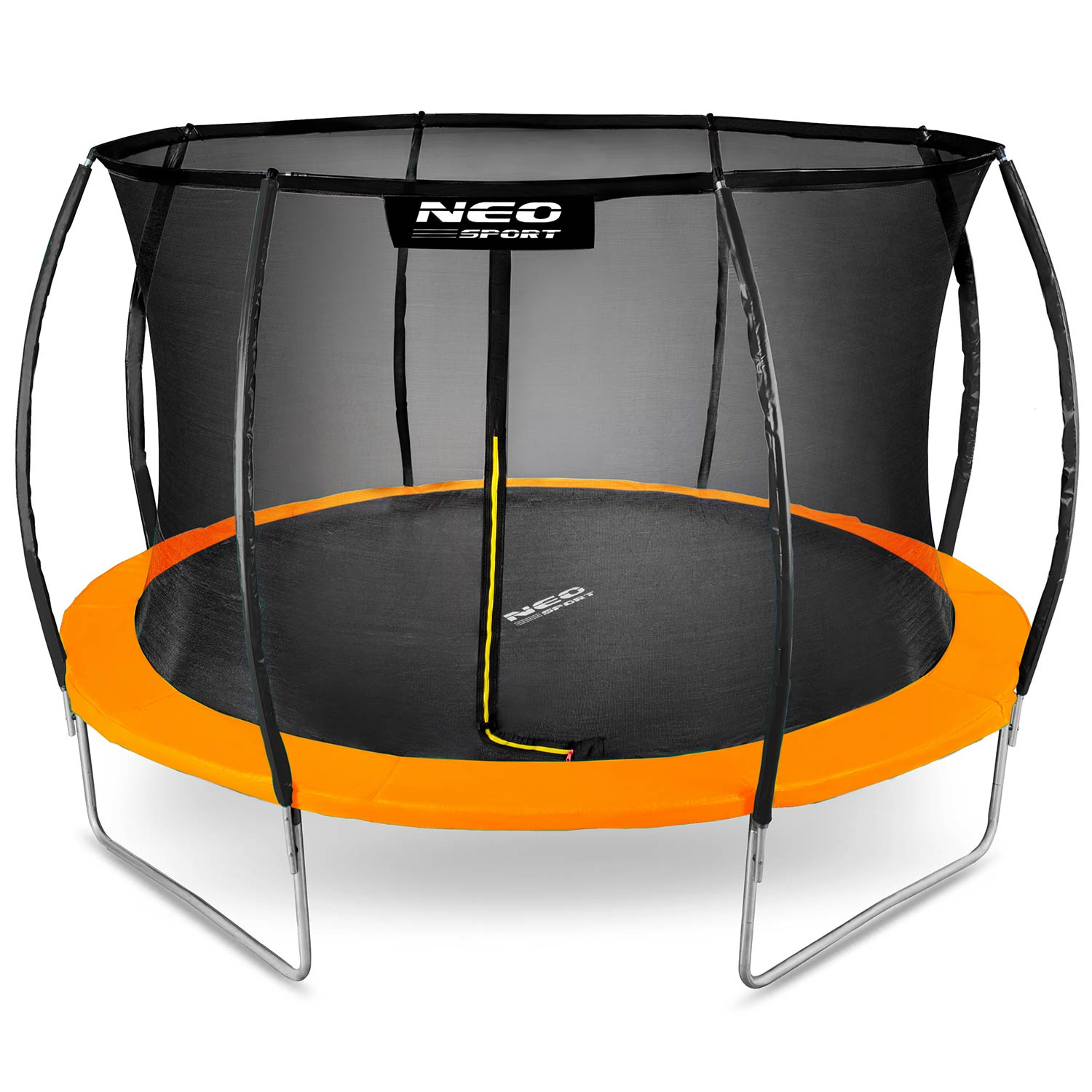 Un trampolino nero rotondo con bordo arancione e rete di sicurezza su sfondo bianco.