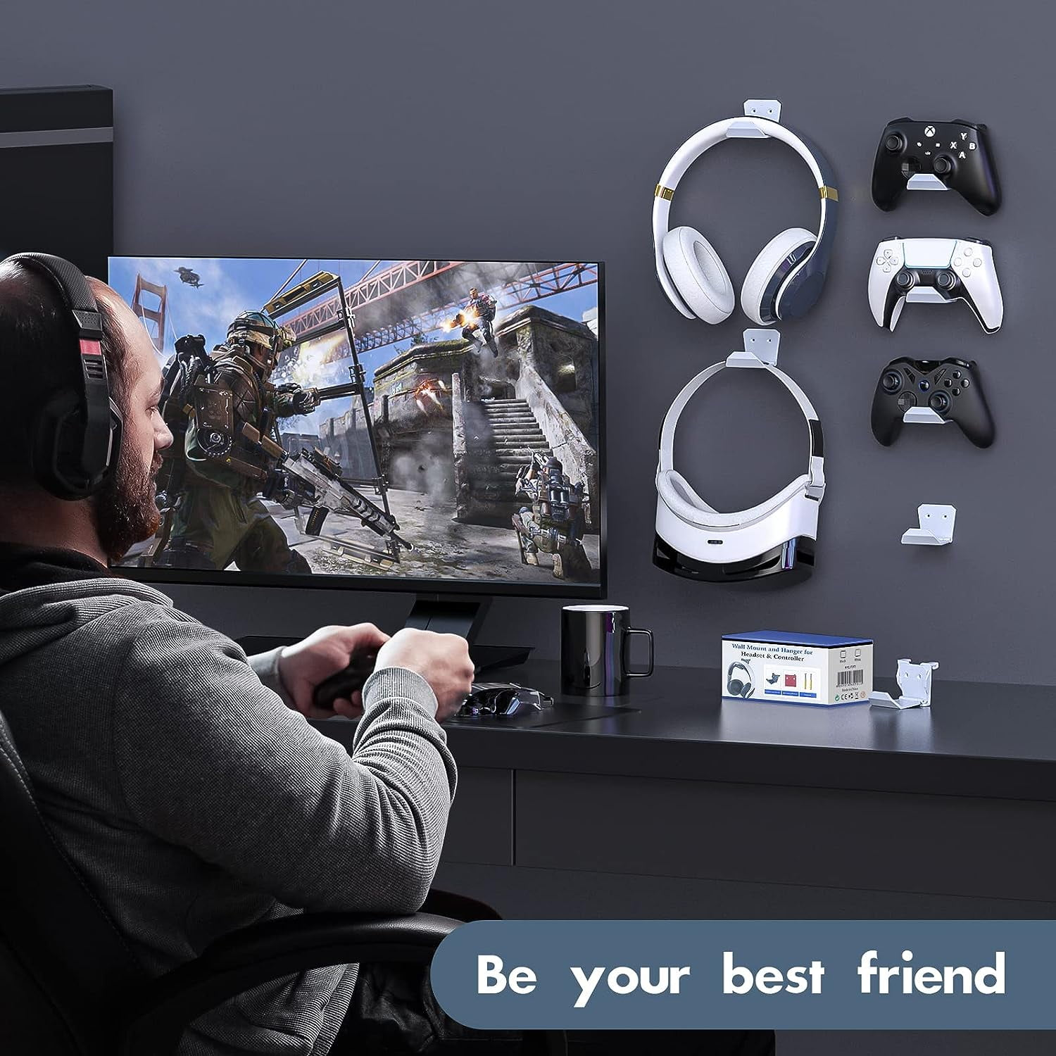 Ein Gamer spielt am Monitor, rechts hängen Kopfhörer und Controller an der Wand.