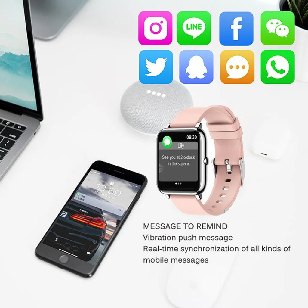 Eine rosa Smartwatch, Smartphone, Laptop und Social-Media-Symbole auf einem weißen Schreibtisch.