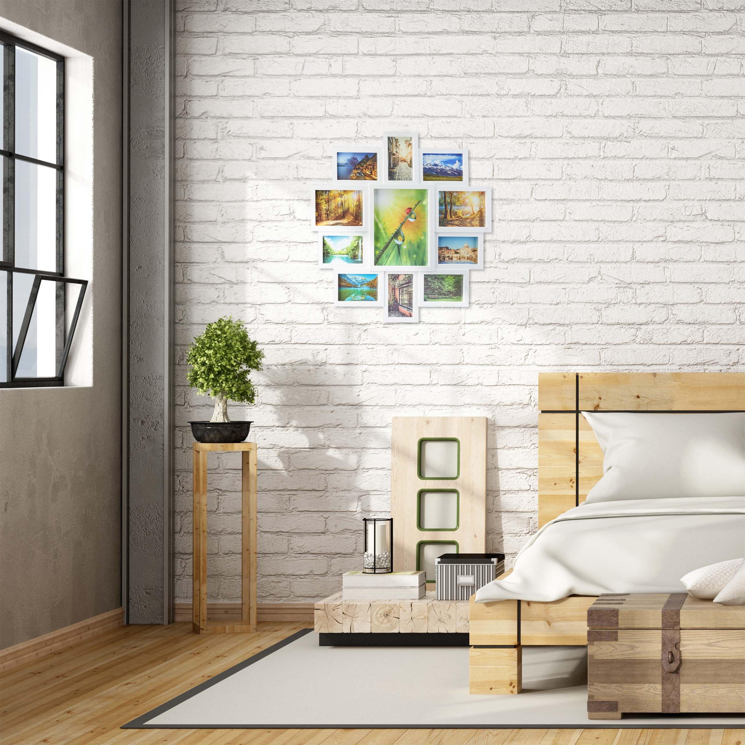 Ein Schlafzimmer mit weißer Backsteinwand, Holzbett, Collage-Fotorahmen und Bonsai-Baum.