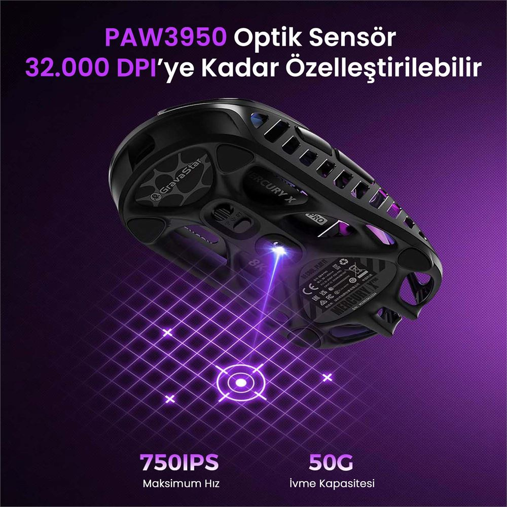 Sensör ve DPI özelliklerini vurgulayan mor ızgaralı ve yazılı, siyah kablosuz oyuncu faresinin alt görünümü.
