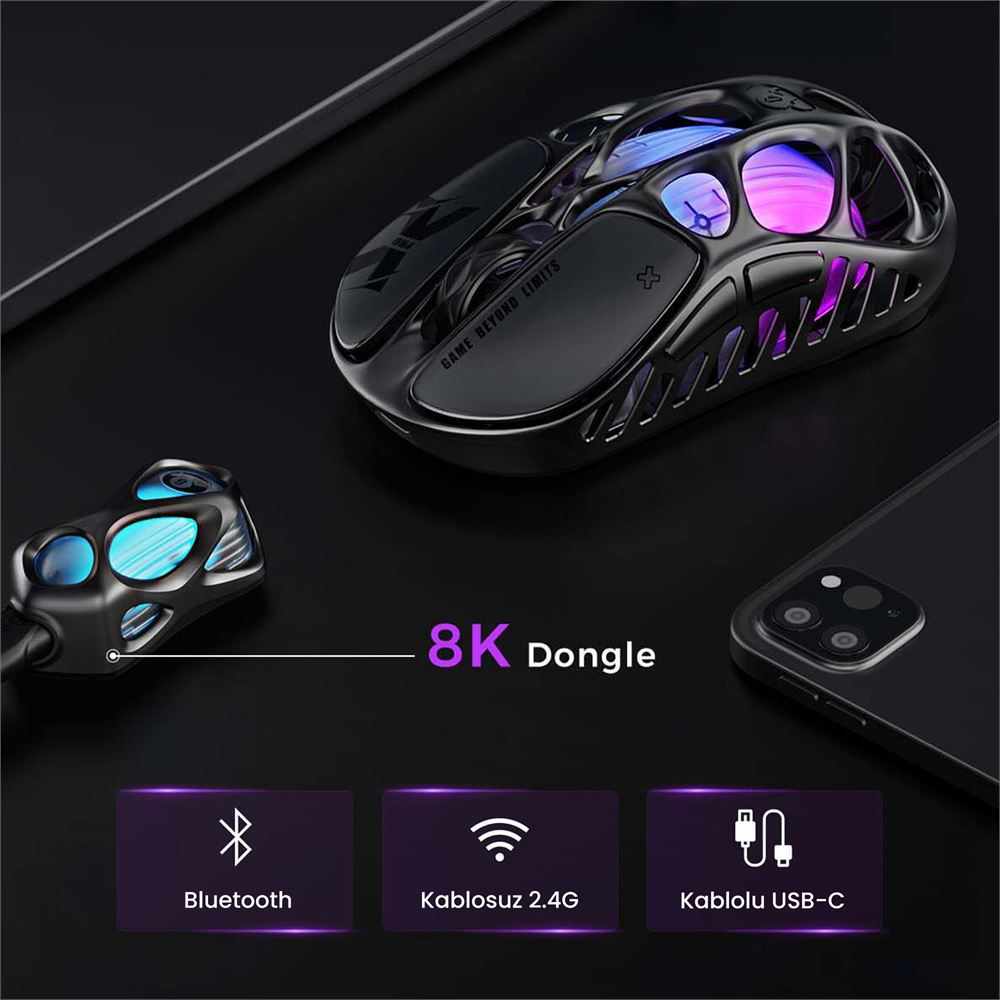 Koyu zemin üzerinde RGB aydınlatmalı siyah oyuncu faresi, 8K dongle ve akıllı telefon.