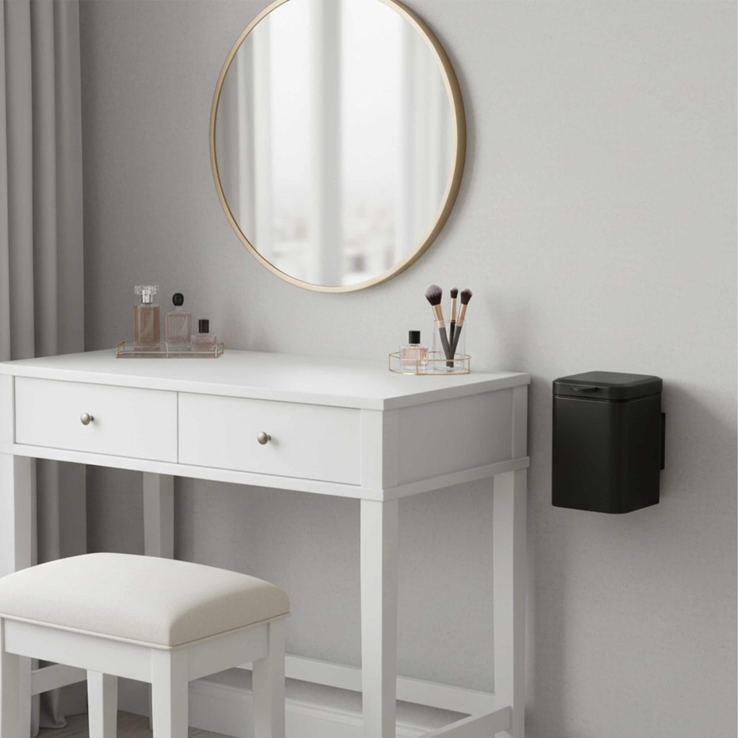 Weißer Schminktisch mit Rundspiegel, Hocker, Kosmetik und schwarzem Wandmülleimer.