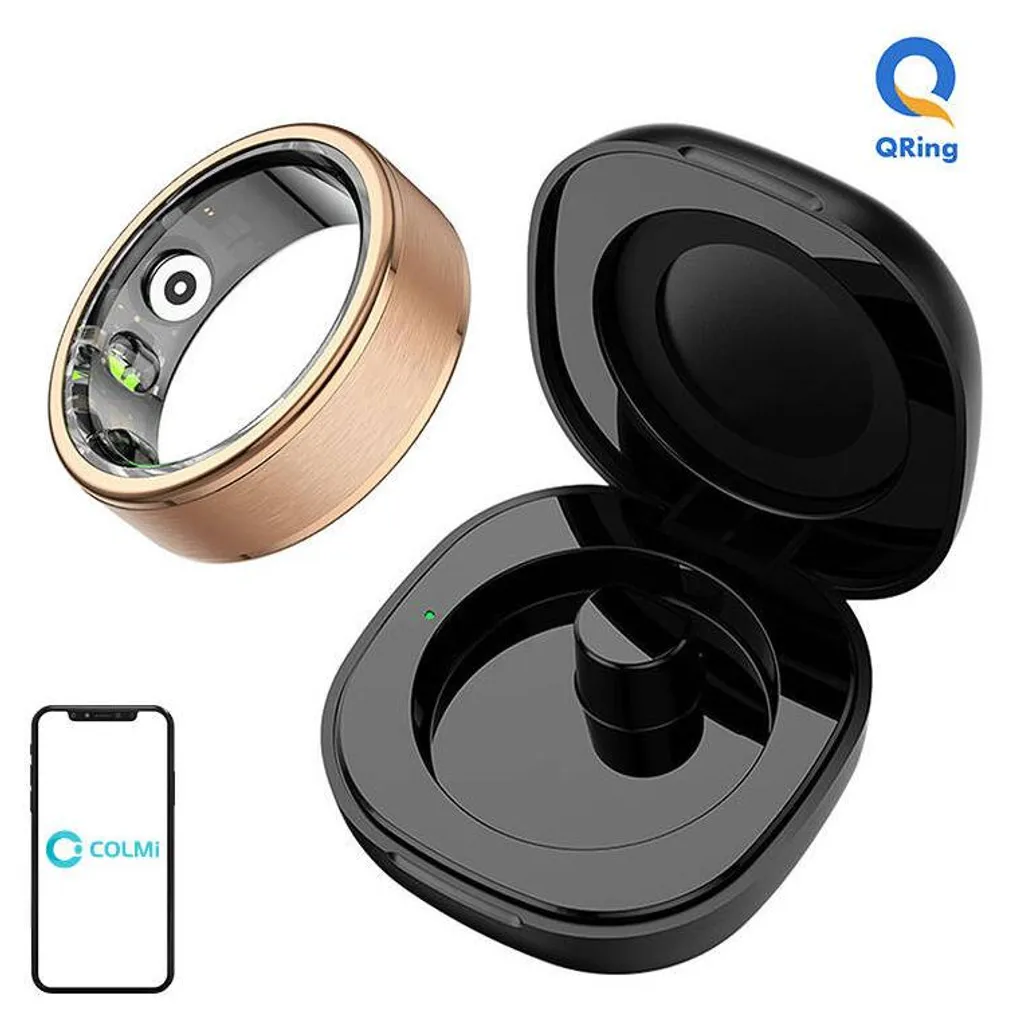 Ein goldener Smart Ring neben seinem offenen schwarzen Ladecase und einem Smartphone mit dem COLMi Logo.