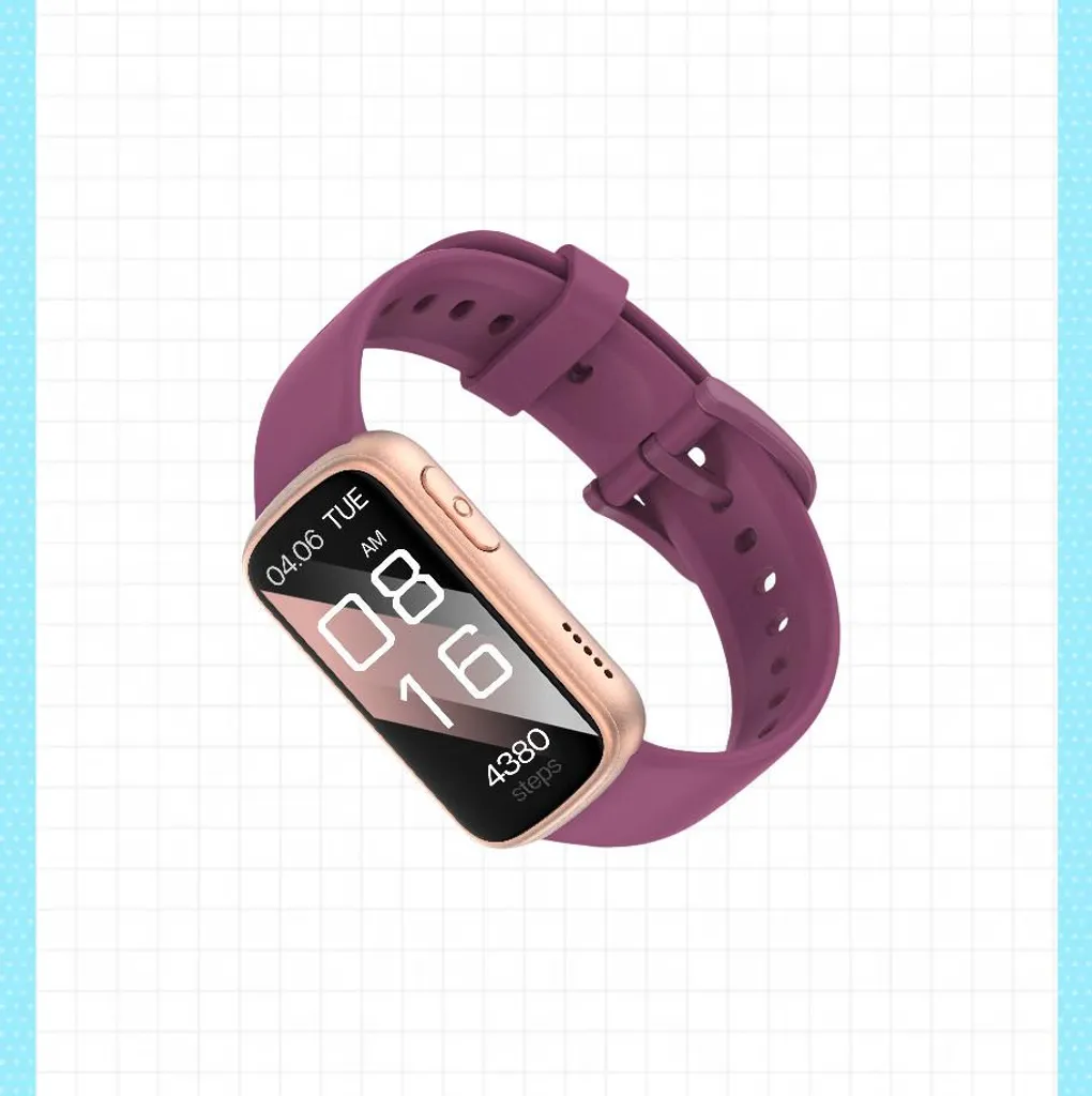 Ein goldener Smart-Tracker mit burgunderrotem Armband zeigt die Uhrzeit und Schritte auf weißem Gitternetz.
