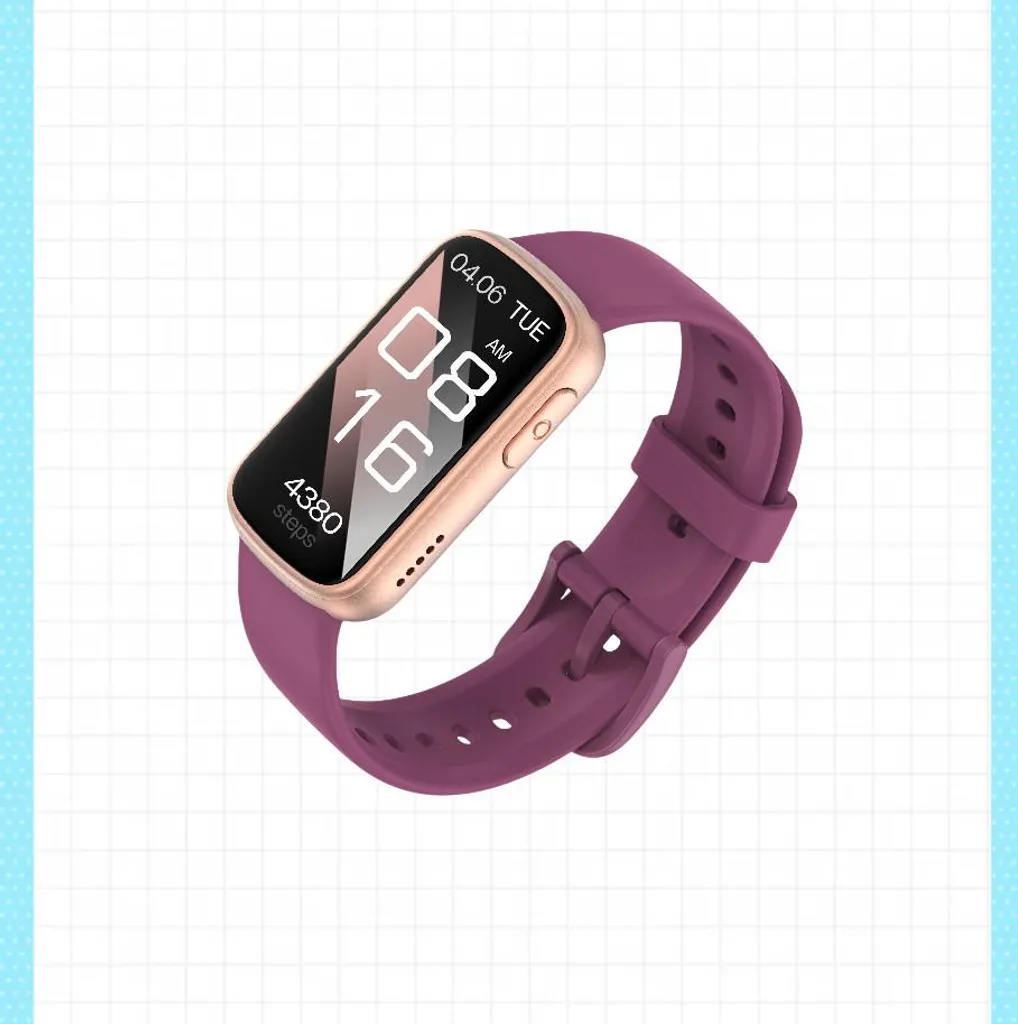 Ein roségoldener Fitnesstracker mit einem violetten Armband und einem digitalen Display auf kariertem Hintergrund.