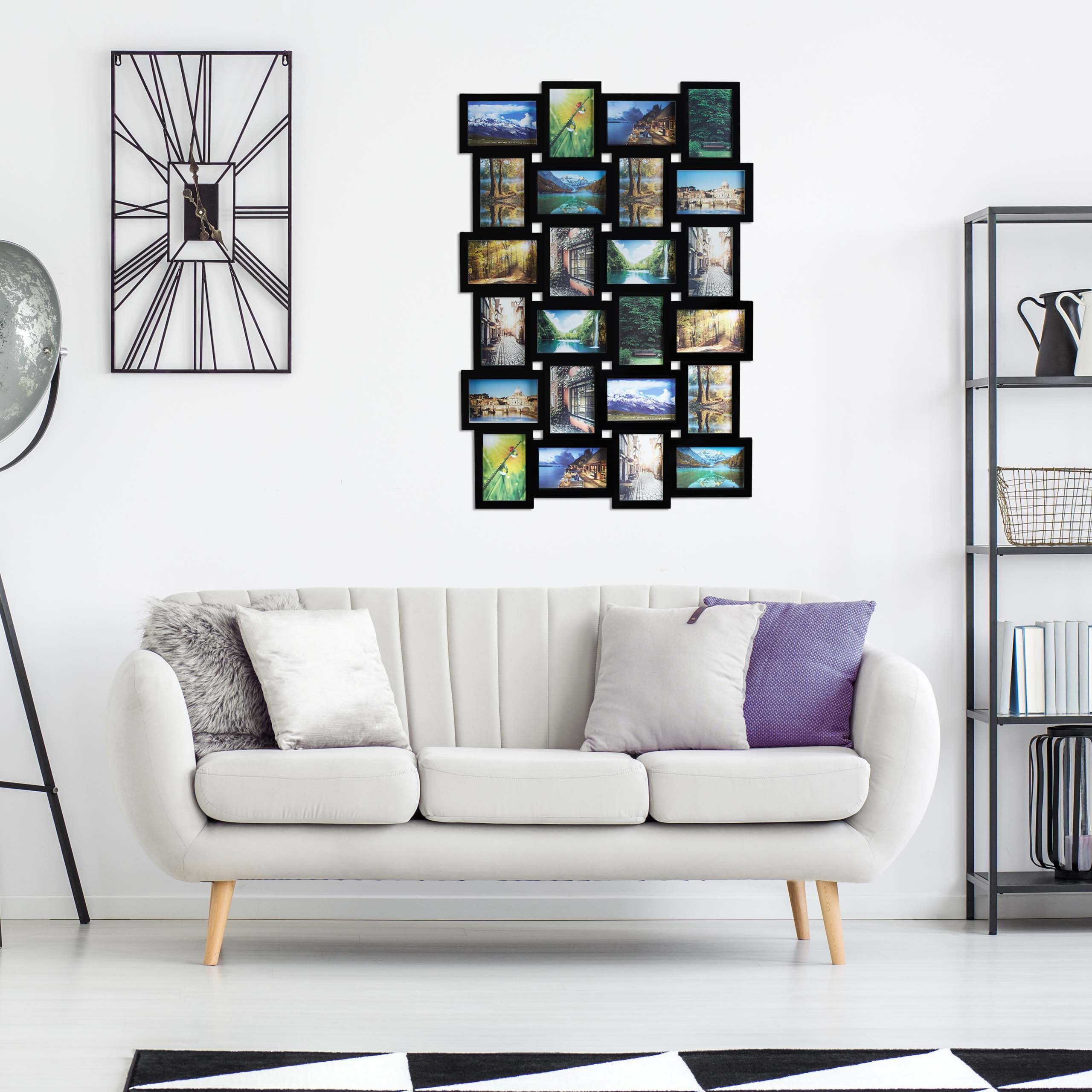 Ein modernes Wohnzimmer mit weißem Sofa, großer Fotorahmen-Collage an der Wand, schwarzer Uhr und Regal.