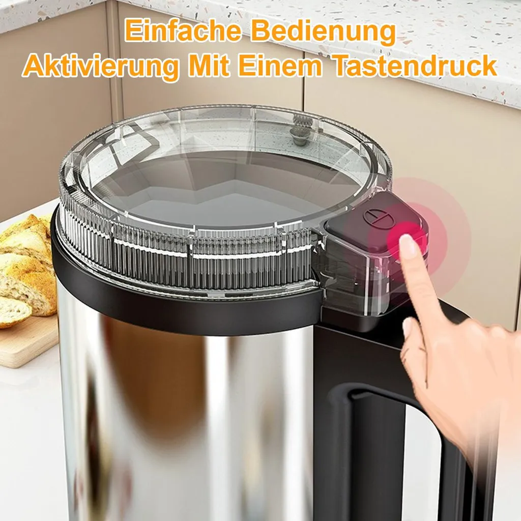 Ein Finger drückt einen roten Knopf an einem Edelstahltopf mit deutschem Text oben.