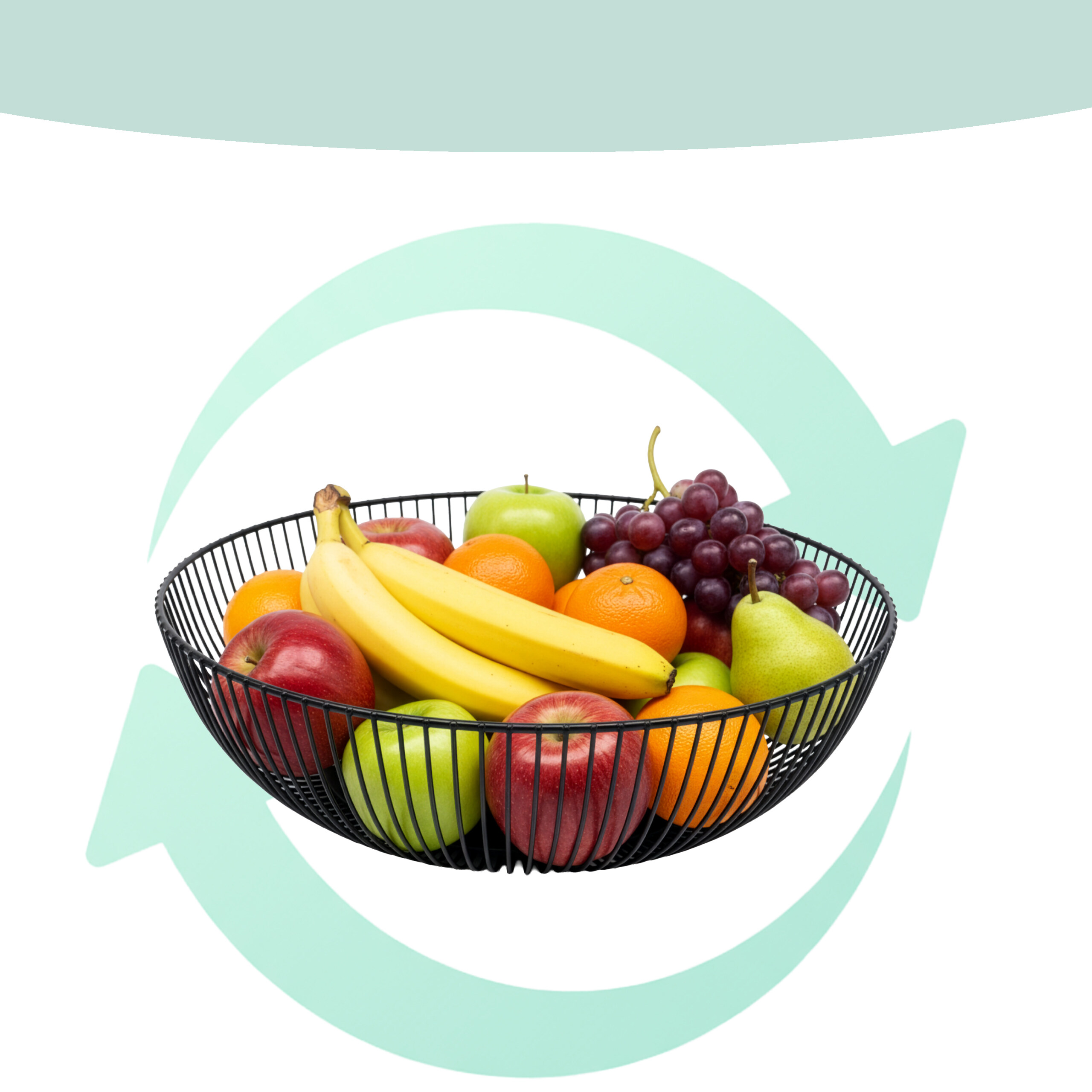 Ein schwarzer Drahtkorb voller frischem Obst wie Bananen, Äpfeln, Orangen, Trauben und einer Birne.