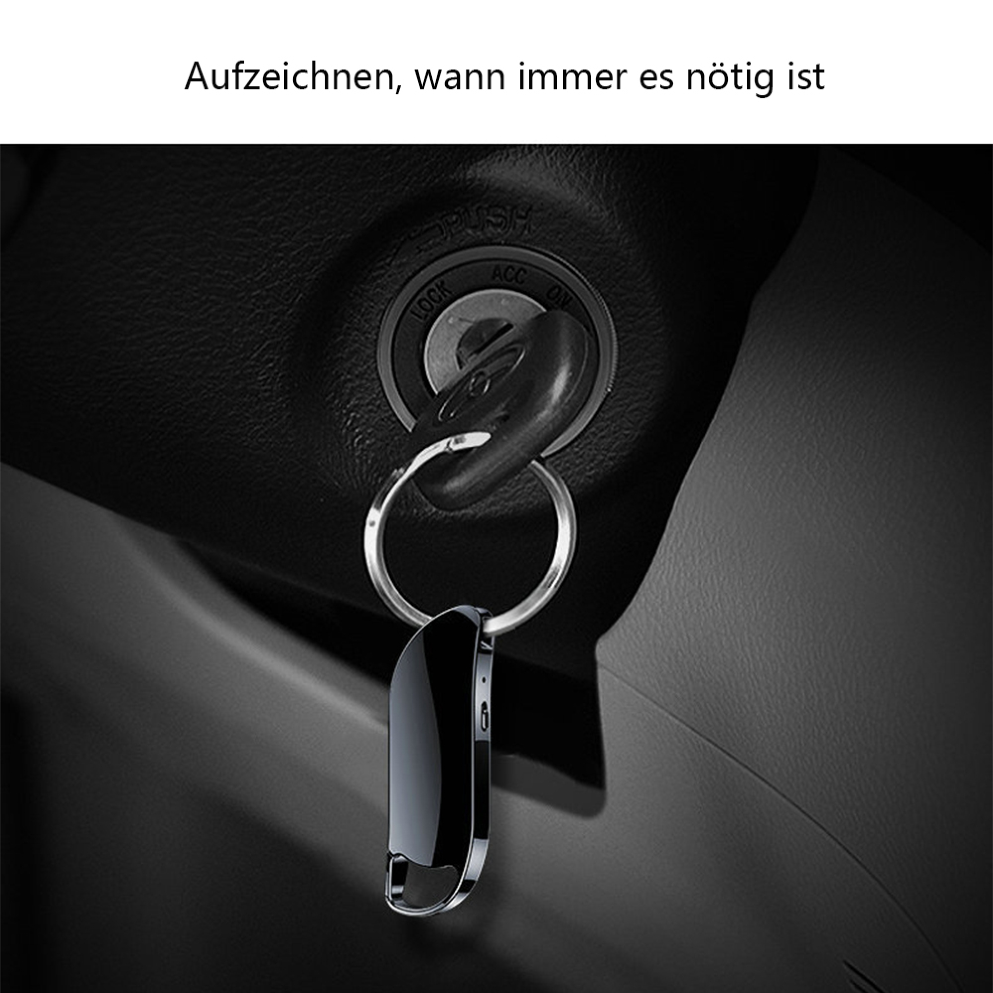 Ein schwarzer Autoschlüssel im Zündschloss mit einem kleinen Gerät am Schlüsselring.