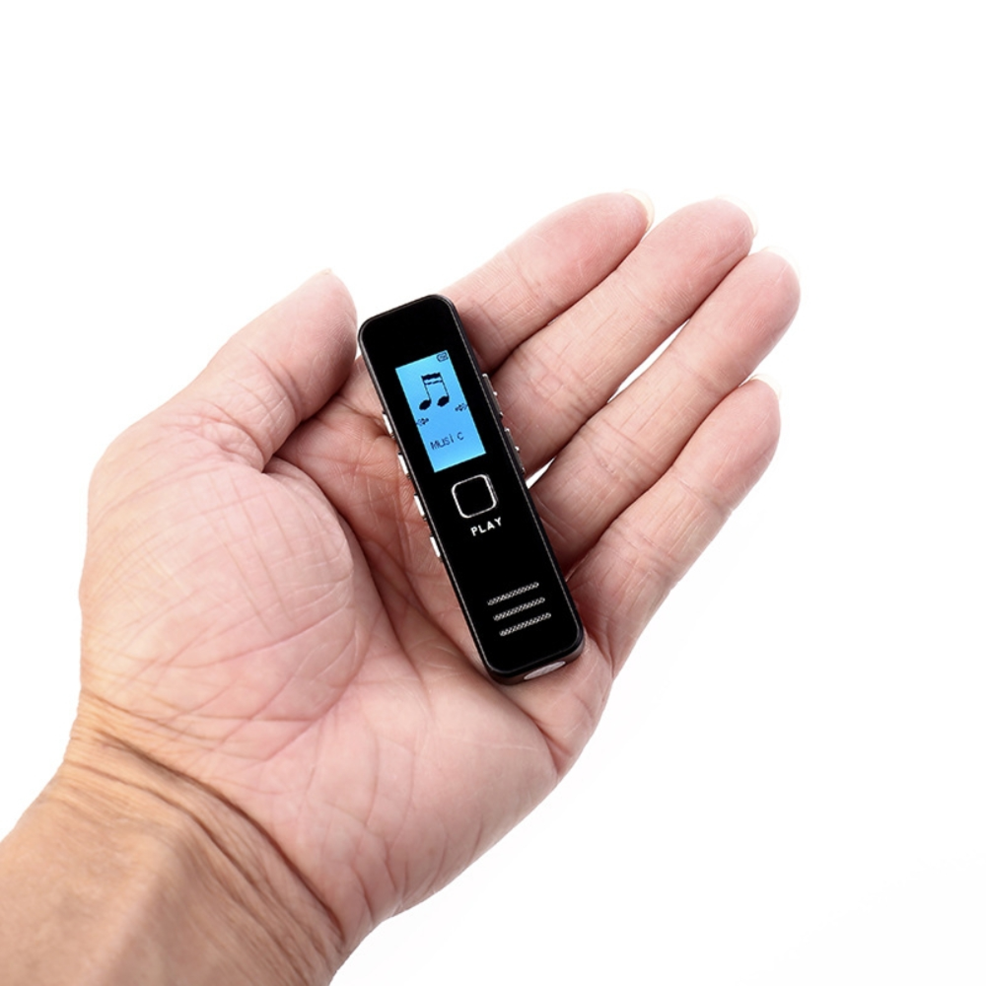 Ein kleiner schwarzer MP3-Player liegt flach auf einer offenen menschlichen Hand vor weißem Hintergrund.