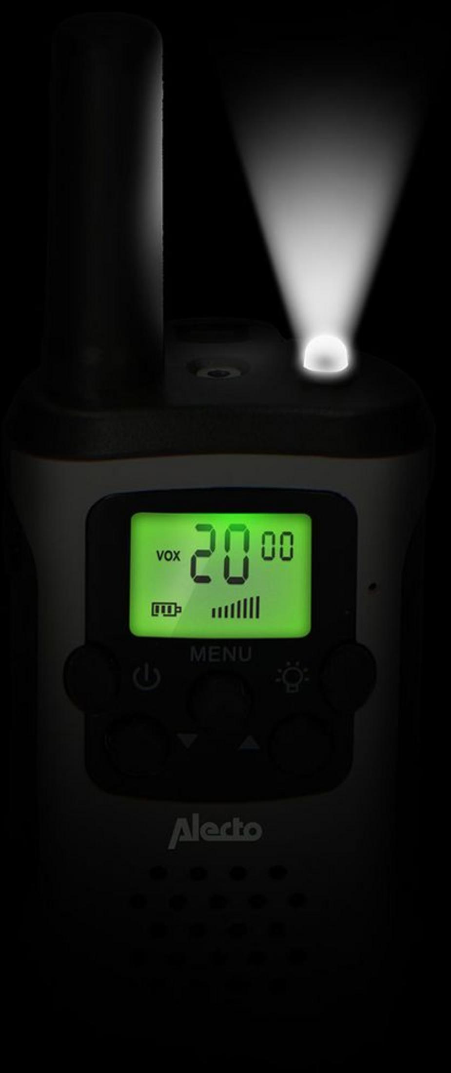 Un walkie-talkie negro con pantalla digital verde iluminada y una linterna brillante brillando hacia arriba.