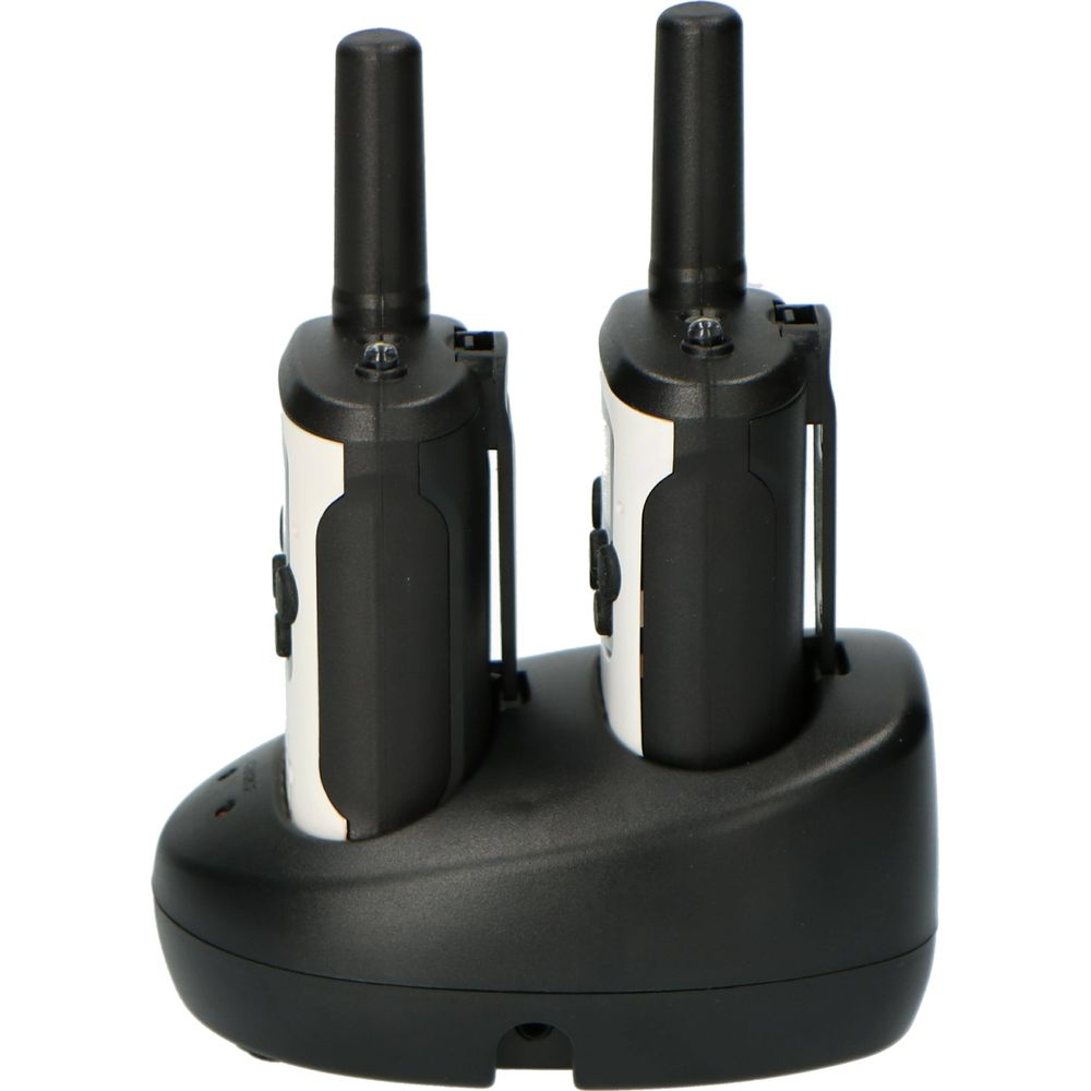 Dos walkie-talkies en blanco y negro en una base de carga negra sobre fondo blanco.