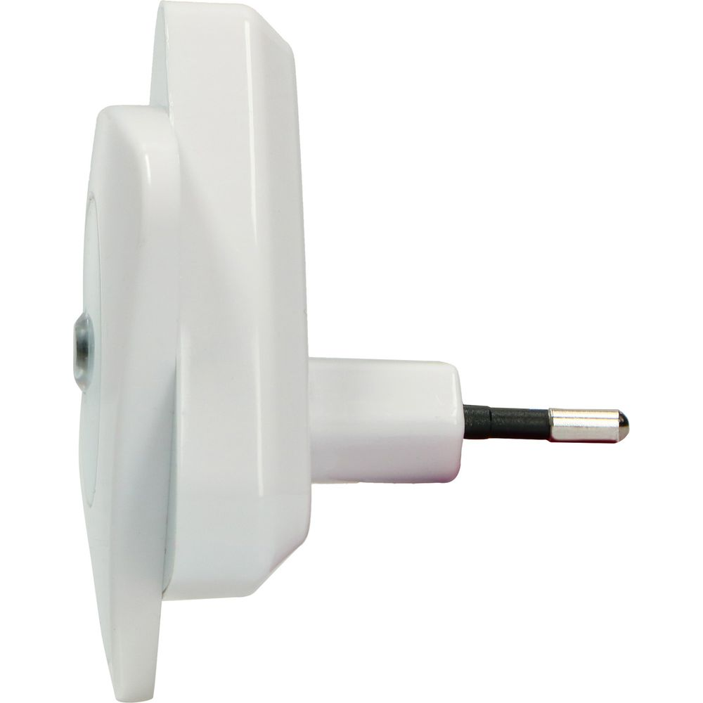 Zijaanzicht van een witte elektronische stekkeradapter met metalen pin tegen witte achtergrond.
